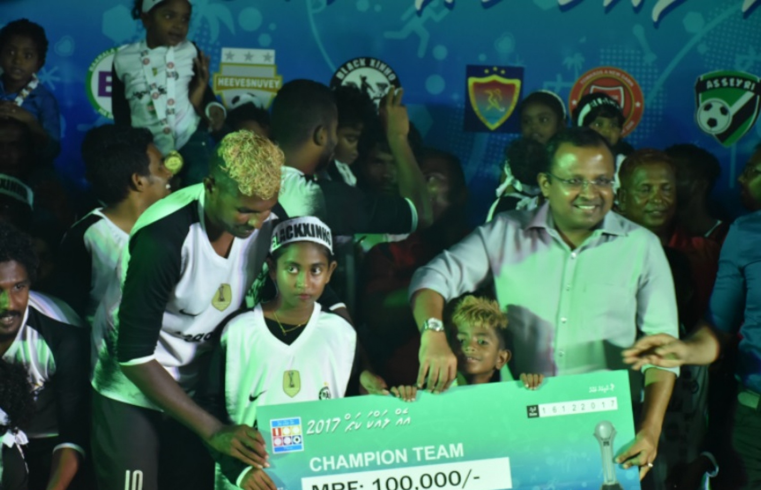 ޗެމްޕިއަން ޓީމަށް ކިނބިދޫ ދާއިރާގެ މެމްބަރު އަބްދުﷲ ރިޔާޒް އިނާމް ދެއްވަނީ.