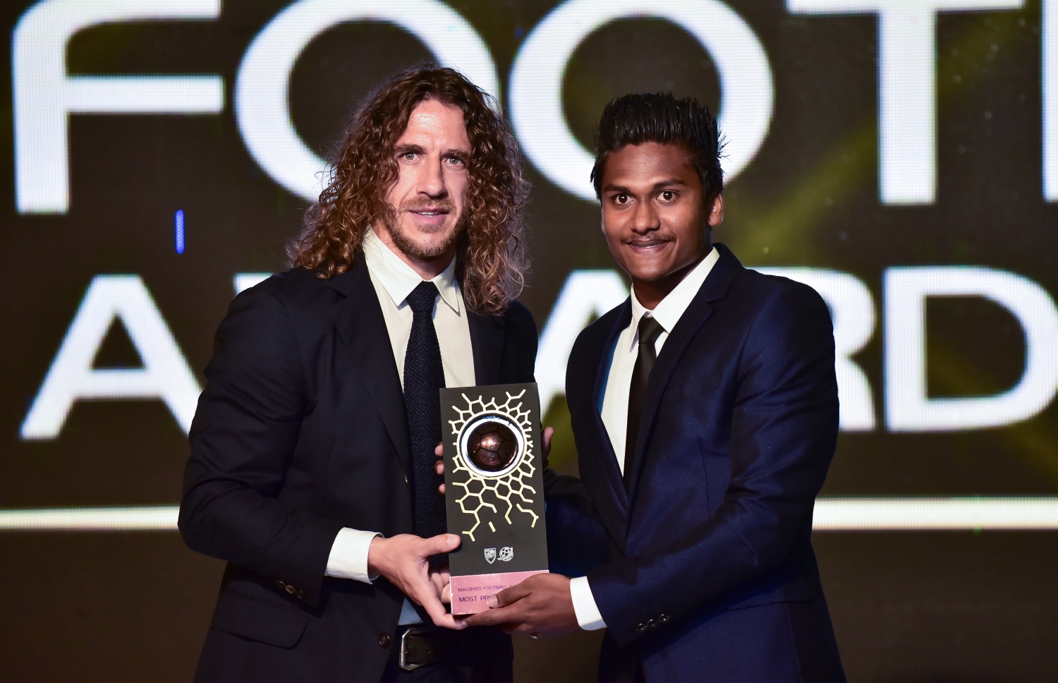 ބާސެލޯނާގެ ކުރީގެ ކެޕްޓަން ޕުޔޯލް (ވ) ދާދުއާ އެވޯޑް ހަވާލުކުރަނީ.-- ފޮޓޯ: ހުސެއިން ވަހީދު/ މިހާރު