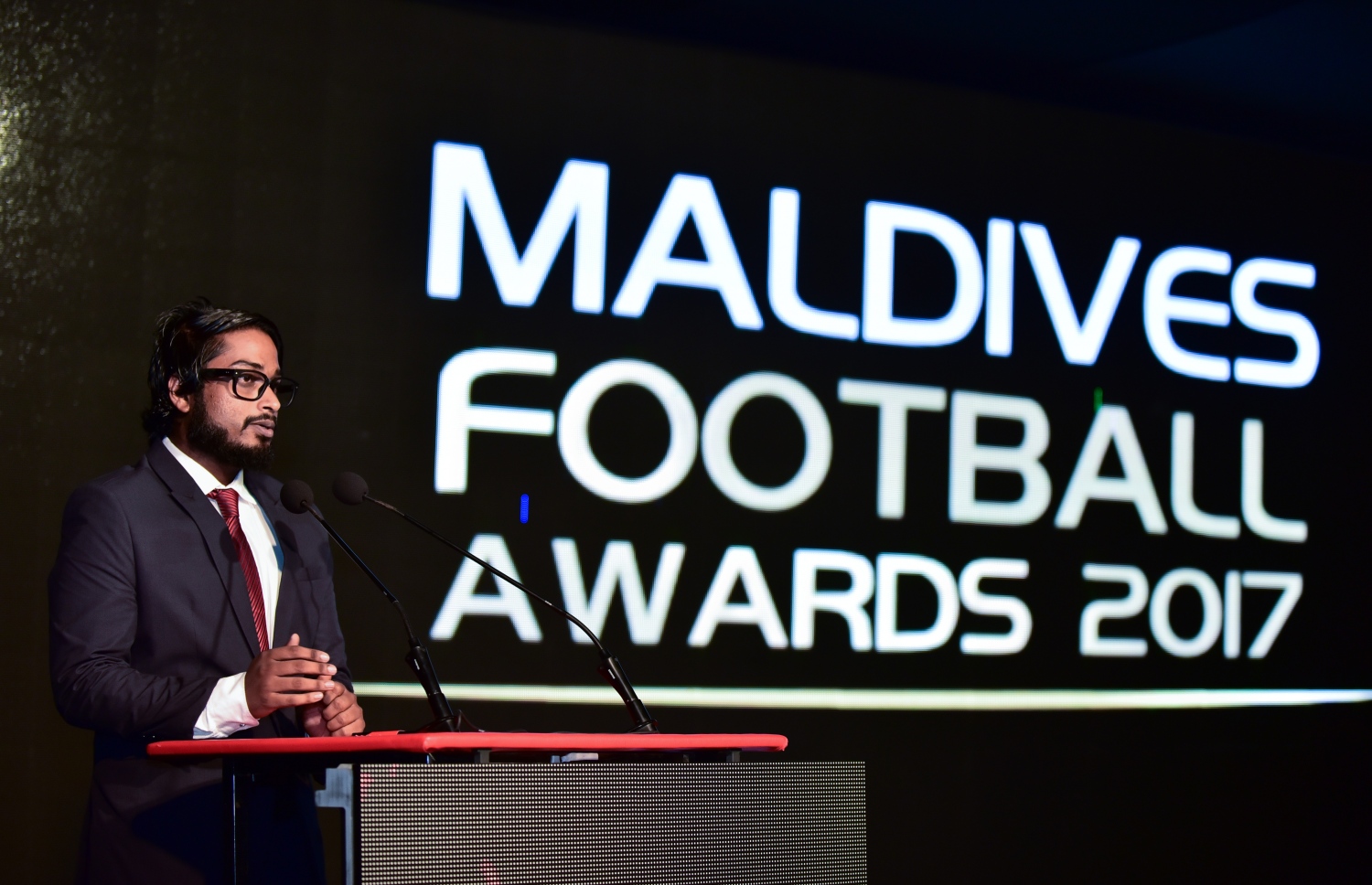 އެވޯޑް ހަފްލާގައި ބައްސާމް ވާހަކަ ދައްކަވަނީ.-- ފޮޓޯ: ހުސެއިން ވަހީދު/ މިހާރު