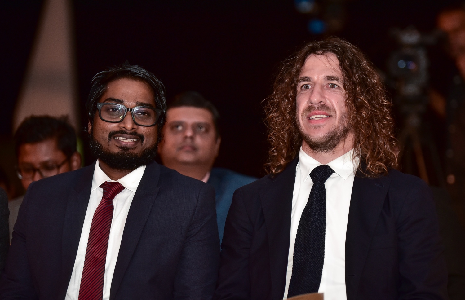 އެވޯޑް ހަފްލާގެ ޝަރަފްވެރި މެހެމާން ބާސެލޯނާގެ ލެޖެންޑް ޕުޔޯލް (ކ) އާއި ބައްސާމް.-- ފޮޓޯ: ހުސެއިން ވަހީދު/ މިހާރު