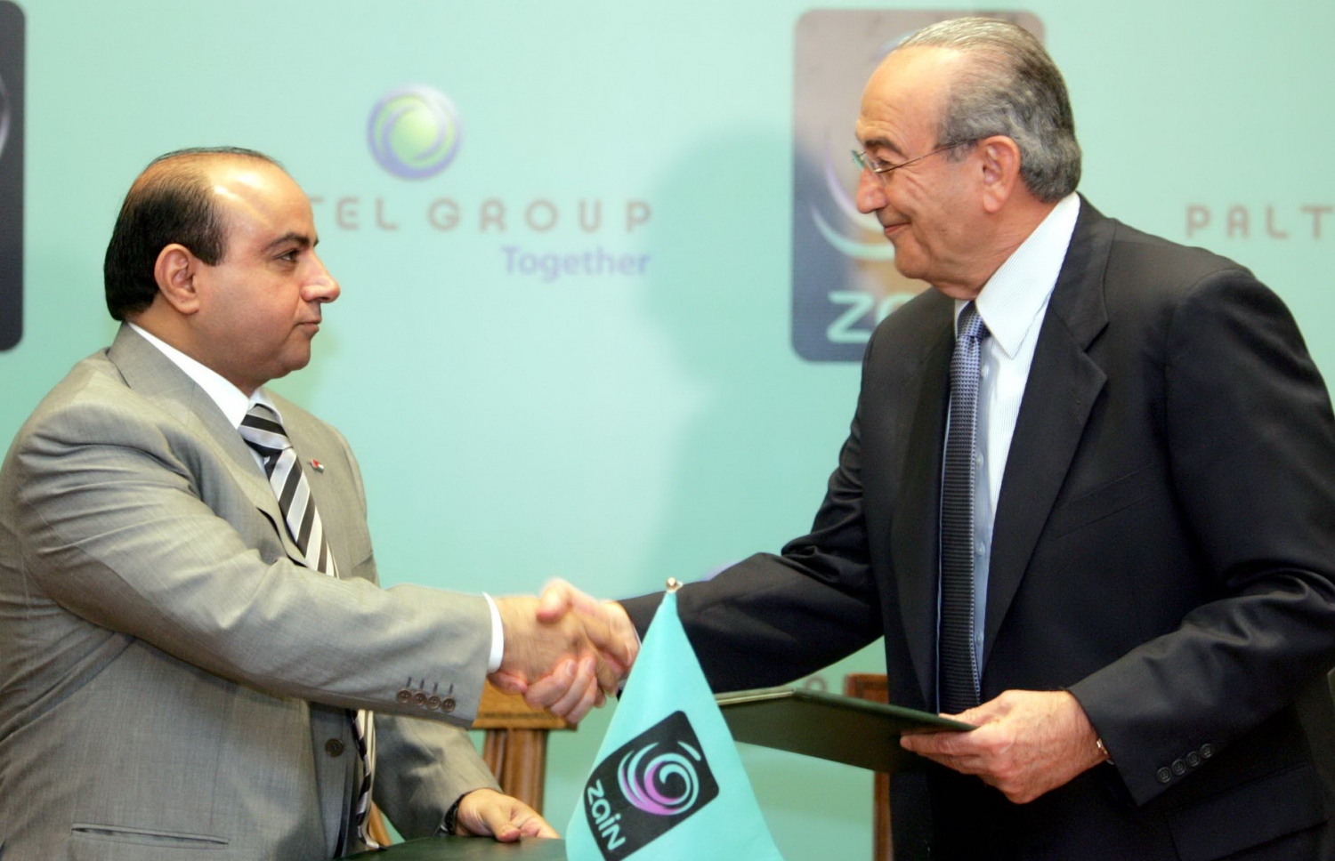 ސަބީހް އަލް މަސްރީ (ކ) ޒައިން ކުންފުނީގެ ވެރިއަކާ އެކު ވިޔަފާރީގެ އެއްބަސްވުމެއްގައި ސޮއި ކުރައްވަނީ.