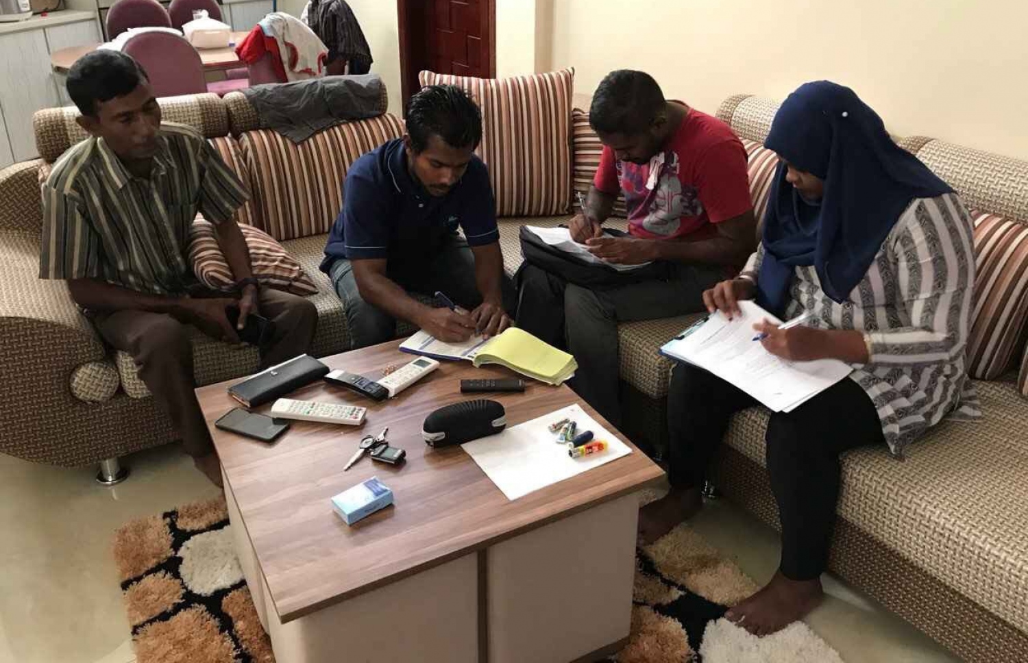 އެމްޓީސީސީގެ ހިއްސާދާރުންނަށް ހިއްސާ ވިއްކުމާ ބެހޭ މައުލޫމާތު ދޭން އެ ކުންފުނީގެ ޓީމަކުން ރަށެއްގައި މަސައްކަތްކުރަނީ ފޮޓޯ: އެމްޓީސީސީ