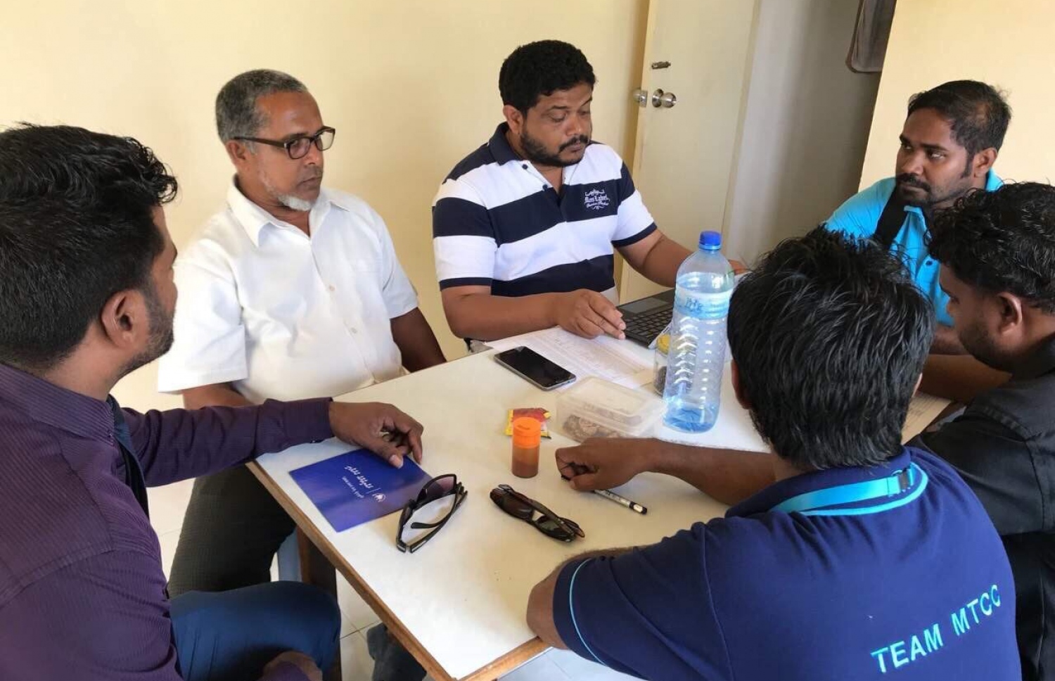 އެމްޓީސީސީގެ ޓީމެއް ރަށަކަށް ގޮސް މައުލޫމާތު ދެނީ: ހިއްސާ ގަތުމުގެ ފުރުސަތު ވަނީ މި މަހުގެ ނިޔަލަށް އިތުރުކޮށްފައި. ފޮޓޯ: އެމްޓީސީސީ