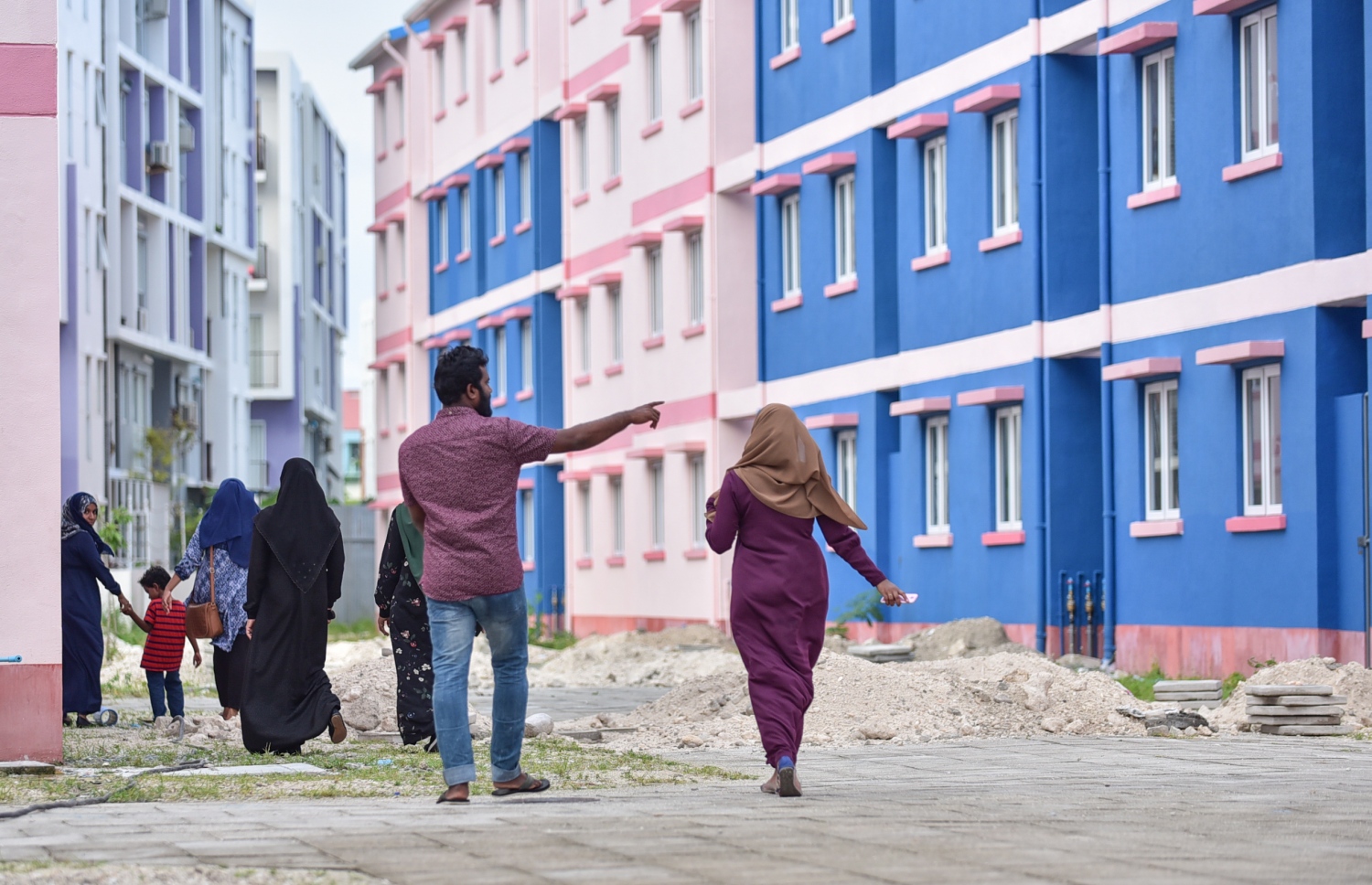 ހުޅުމާލޭގައި އެންމެ ފަހުން އިމާރާތްކޮށްފައިވާ ފްލެޓްތައް ކައިރިން ބަޔަކު ހިނގާފައި ދަނީ. --ފޮޓޯ/މިހާރު