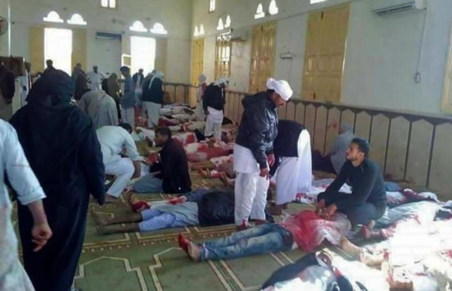 ހުސްވި ނޮވެމްބަރު މަހުގެ 24 ވަނަ ދުވަހު މިސްރުގެ އަރީޝްގެ މަސްޖިދުއް ރައުޟާ އަށް ދިން ބޮމުގެ ހަމަލާގައި މަރުވި މީހުންގެ ހަށިގަނޑުތައް މިސްކިތުގެ ތެރޭގައި އަތުރާފައި. --އޭއެފްޕީ