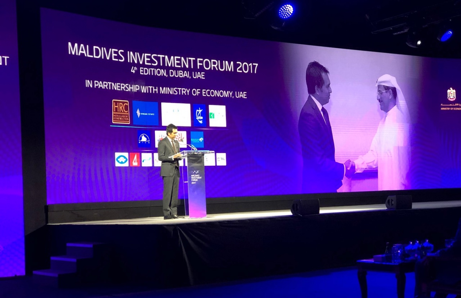 ދުބާއީ: ޑިސެމްބަރު 18، 2017: ދުބާއީ އިންޓަނޭޝަނަލް ކޮންވެންޝަން އެންޑް އެގްޒިބިޝަން ސެންޓަރުގައި ކުރިއަށް ގެންދާ އިންވެސްޓްމަންޓް ފޯރަމުގައި ދުބާއީގެ އިކޮނޮމިކް މިނިސްޓަރު ސުލްތާން ބިން ސައީދު އަލް މަންސޫރީ ވާހަކަ ދައްކަވަނީ.-- ފޮޓޯ: އިކޮނޮމިކް މިނިސްޓްރީ