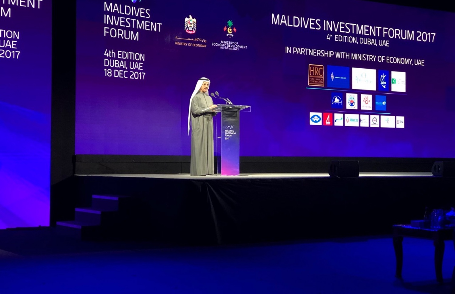 ދުބާއީ: ޑިސެމްބަރު 18، 2017: ދުބާއީ އިންޓަނޭޝަނަލް ކޮންވެންޝަން އެންޑް އެގްޒިބިޝަން ސެންޓަރުގައި ކުރިއަށް ގެންދާ އިންވެސްޓްމަންޓް ފޯރަމުގައި ދުބާއީގެ އިކޮނޮމިކް މިނިސްޓަރު ސުލްތާން ބިން ސައީދު އަލް މަންސޫރީ ވާހަކަ ދައްކަވަނީ.-- ފޮޓޯ: އިކޮނޮމިކް މިނިސްޓްރީ