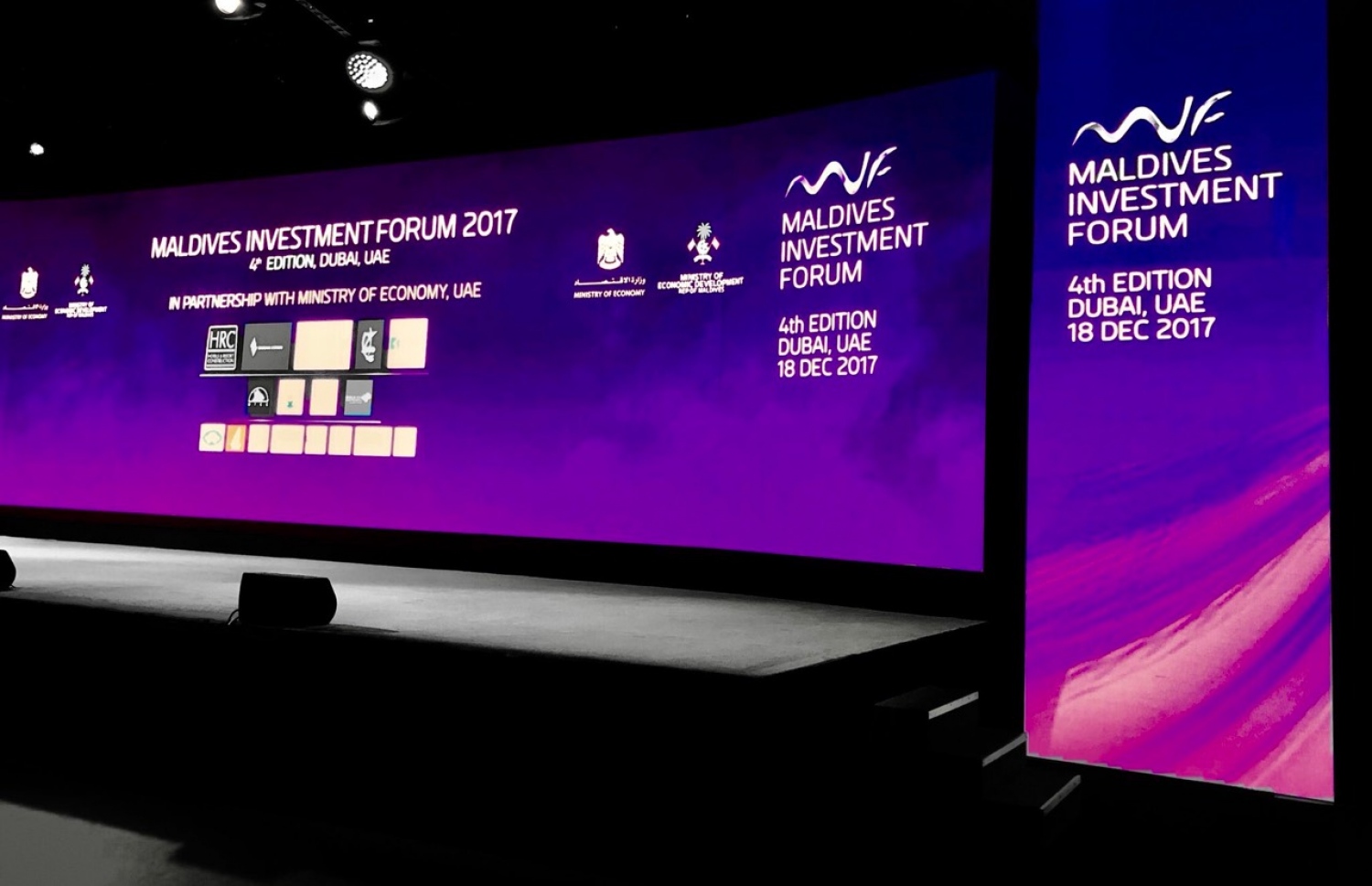ދުބާއީ: ޑިސެމްބަރު 18، 2017: ދުބާއީ އިންޓަނޭޝަނަލް ކޮންވެންޝަން އެންޑް އެގްޒިބިޝަން ސެންޓަރުގައި ކުރިއަށް ގެންދާ އިންވެސްޓްމަންޓް ފޯރަމުގެ ތެރެއިން- ފޮޓޯ: އިކޮނޮމިކް މިނިސްޓްރީ
