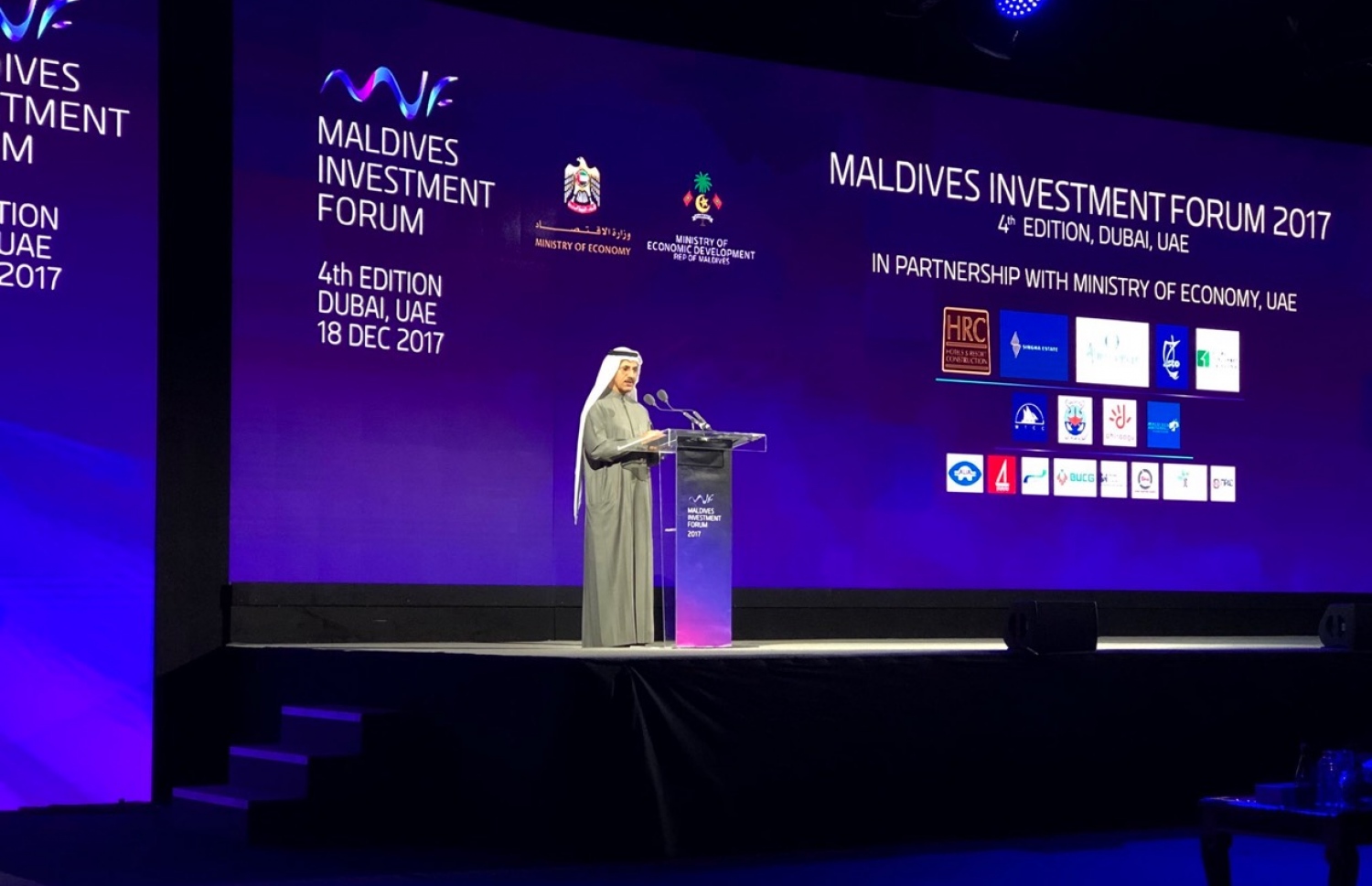 ދުބާއީ: ޑިސެމްބަރު 18، 2017: ދުބާއީ އިންޓަނޭޝަނަލް ކޮންވެންޝަން އެންޑް އެގްޒިބިޝަން ސެންޓަރުގައި ކުރިއަށް ގެންދާ އިންވެސްޓްމަންޓް ފޯރަމުގައި ދުބާއީގެ އިކޮނޮމިކް މިނިސްޓަރު ސުލްތާން ބިން ސައީދު އަލް މަންސޫރީ ވާހަކަ ދައްކަވަނީ.-- ފޮޓޯ: އިކޮނޮމިކް މިނިސްޓްރީ