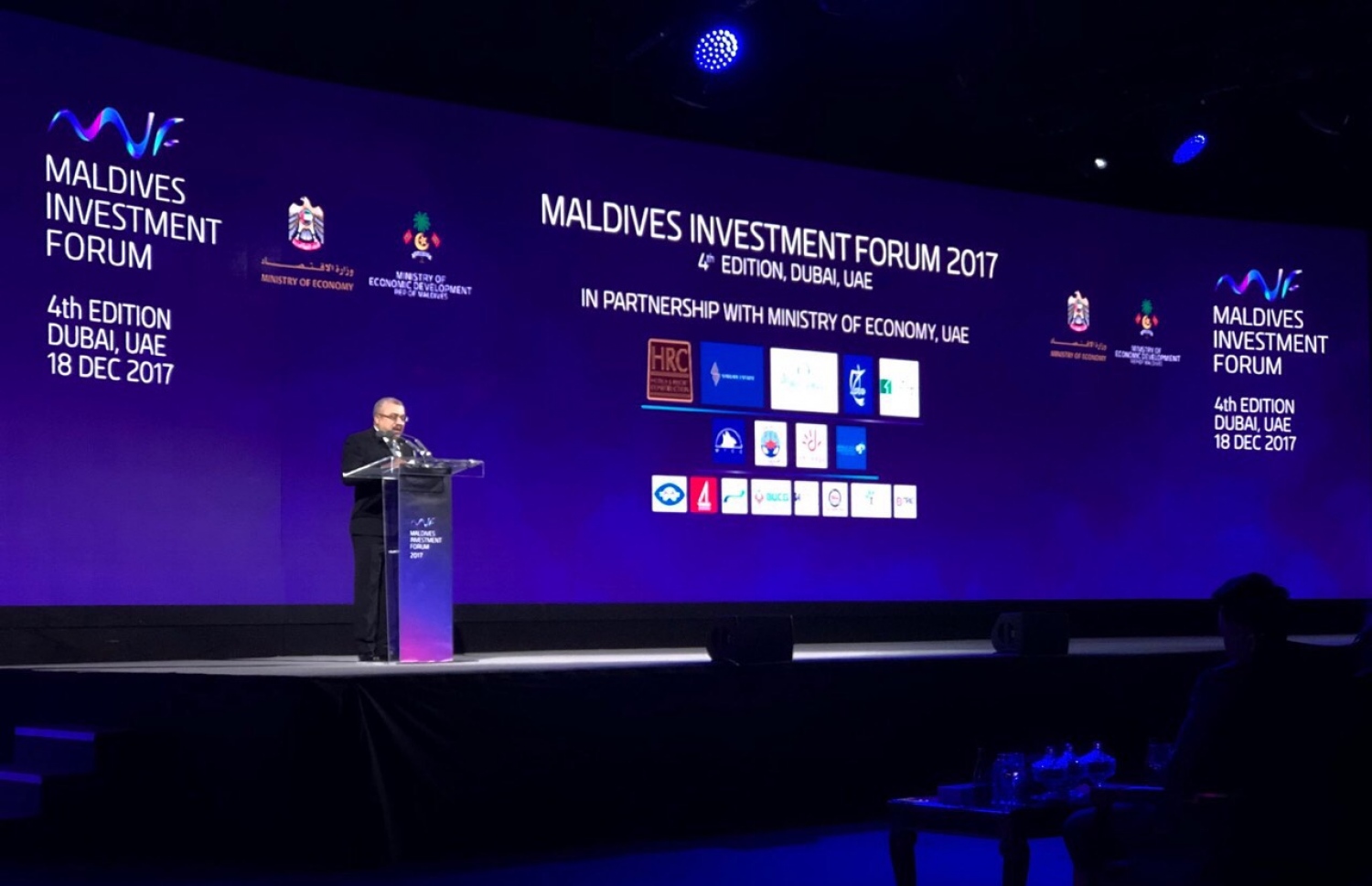 ދުބާއީ: ޑިސެމްބަރު 18، 2017: ދުބާއީ އިންޓަނޭޝަނަލް ކޮންވެންޝަން އެންޑް އެގްޒިބިޝަން ސެންޓަރުގައި ކުރިއަށް ގެންދާ އިންވެސްޓްމަންޓް ފޯރަމް ފައްޓަވައި ދެއްވުމުގެ ގޮތުން ރާއްޖޭގެ ނައިބު ރައީސް އަބްދުﷲ ޖިހާދު ވާހަކަ ދައްކަވަނީ.-- ފޮޓޯ: އިކޮނޮމިކް މިނިސްޓްރީ