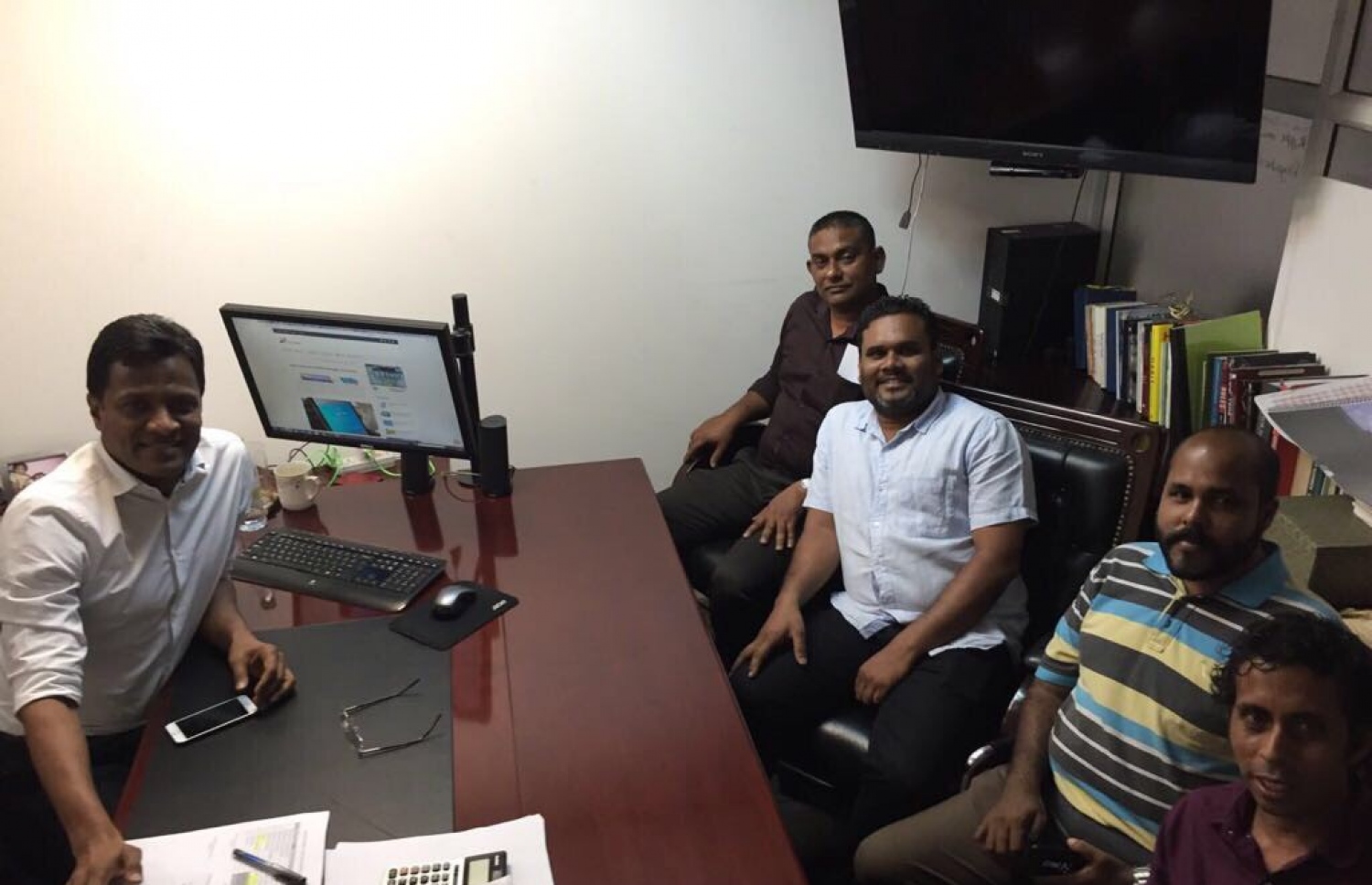 ޖޭޕީގެ ކައުންސިލްގެ ބައެއް މެމްބަރުން އުމަރާ އިއްޔެ ބައްދަލު ކުރައްވަނީ.