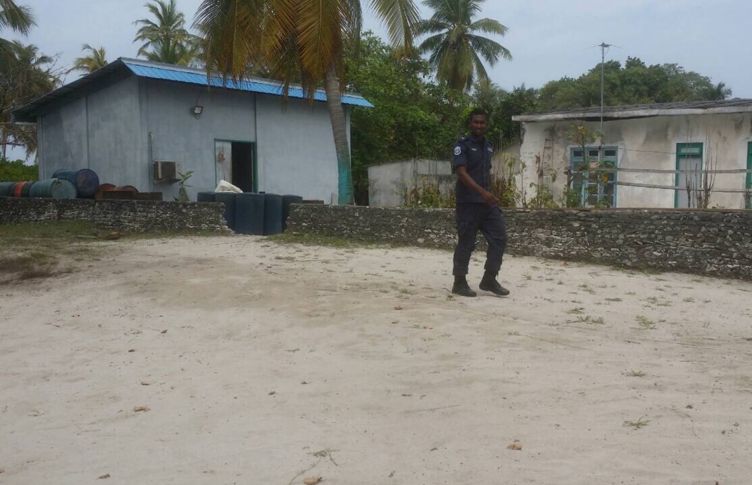 މޮޅަދޫ އިންޖީނުގޭ ކައިރިން ފުލުހަކު މިއަދު ހިނގާފައި ދަނީ. - ފޮޓޯ: މޮޅަދޫ ކައުންސިލް