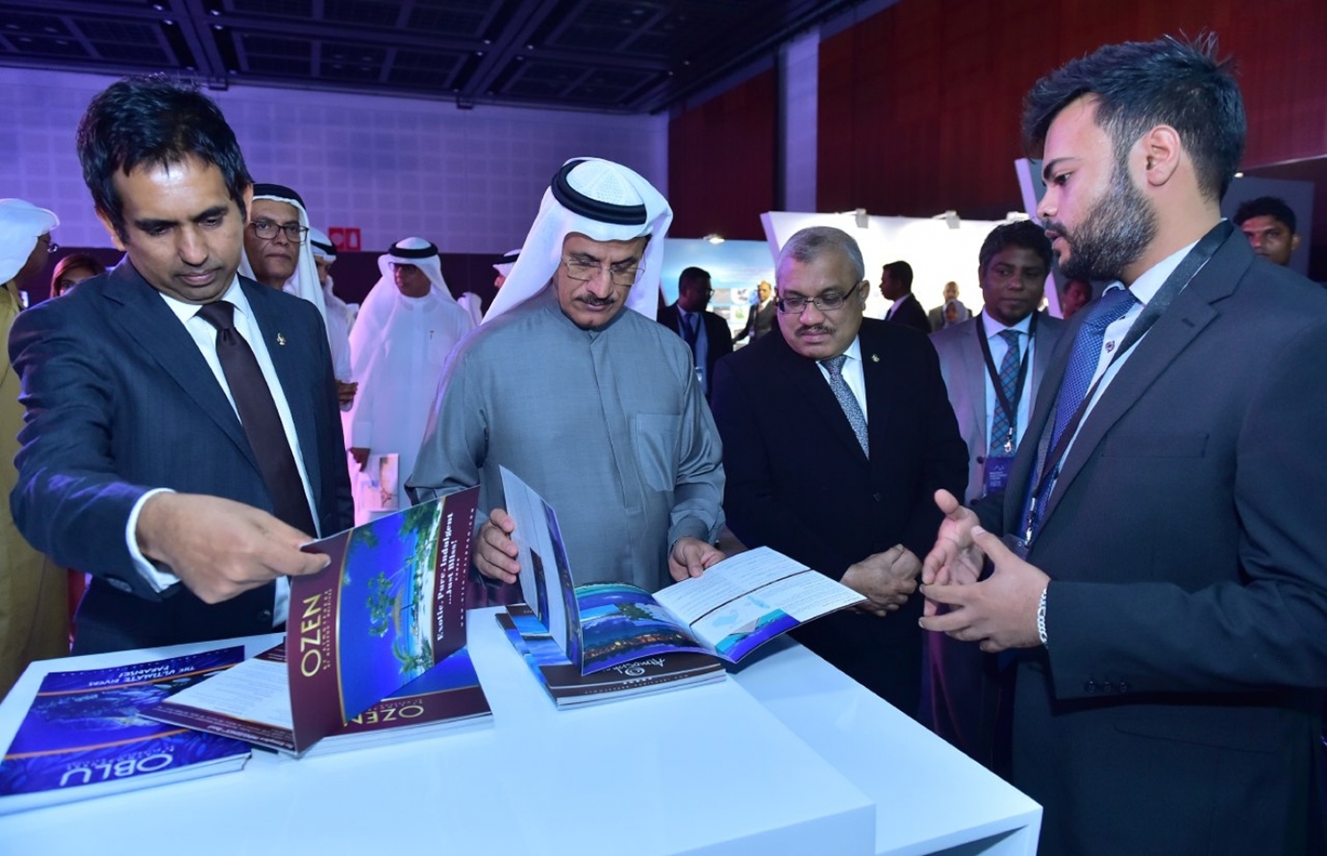 އިންވެސްޓްމަންޓު ފޯރަމްގެ ތެރެއިން މިނިސްޓަރު ސައީދާއި ދުބާއީގެ އިކޮނޮމިކް މިނިސްޓަރު ފޮތެއް ބައްލަވާލައްވަނީ. - ފޮޓޯ: ރައީސް އޮފީސް