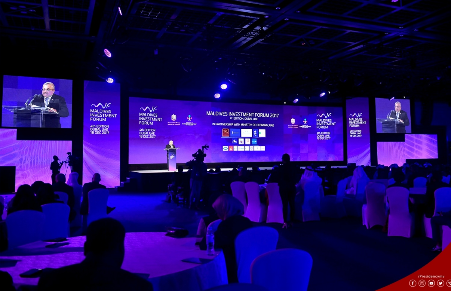 ދުބާއީގައި މިއަދު ފެށި އިންވެސްޓްމަންޓް ފޯރަމް ހުޅުވުމަށް ބޭއްވި ރަސްމިއްޔާތުގައި ނައިބު ރައީސް ޖިހާދު ވާހަކަފުޅު ދައްކަވަނީ. - ފޮޓޯ: ރައީސް އޮފީސް