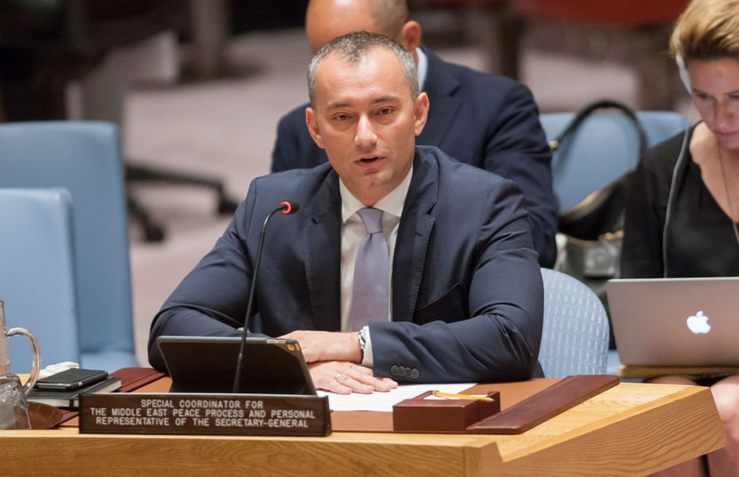 މެދުއިރުމަތީގެ ސުލްހައާ ބެހޭ އދ،ގެ ޚާއްސަ ކޯޑިނޭޓަރު އަދި ޕީއެލްއޯ އާއި ފަލަސްތީނު ސަރުކާރަށް އދ.ގެ ސެކްރެޓަރީ ޖެނެރަލްގެ ފަރާތުން ކަނޑައަޅާފައި ހުންނަވާ މަންދޫބު ނިކޮލައި މިލަޑެނޯވް.