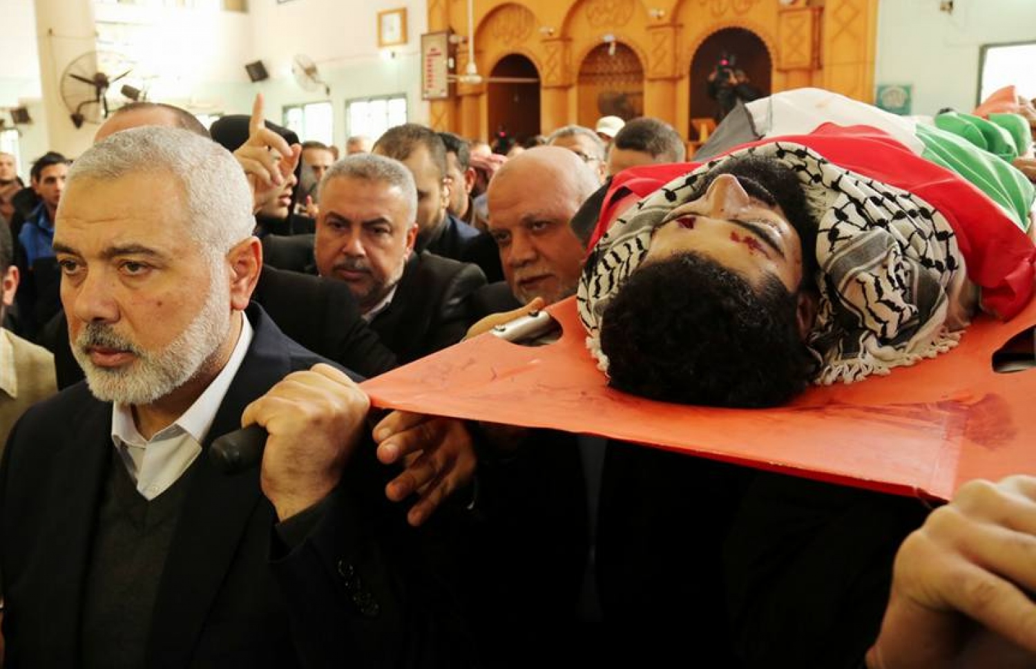 އަބޫ ސުރައްޔާގެ ޖަނާޒާގައި ހަމާސް ޖަމާއަތުގެ ވެރިޔާ އިސްމާއީލް ހަނިއްޔާ (ވ) ބައިވެރިވެވަޑައިގަންނަވަނީ.