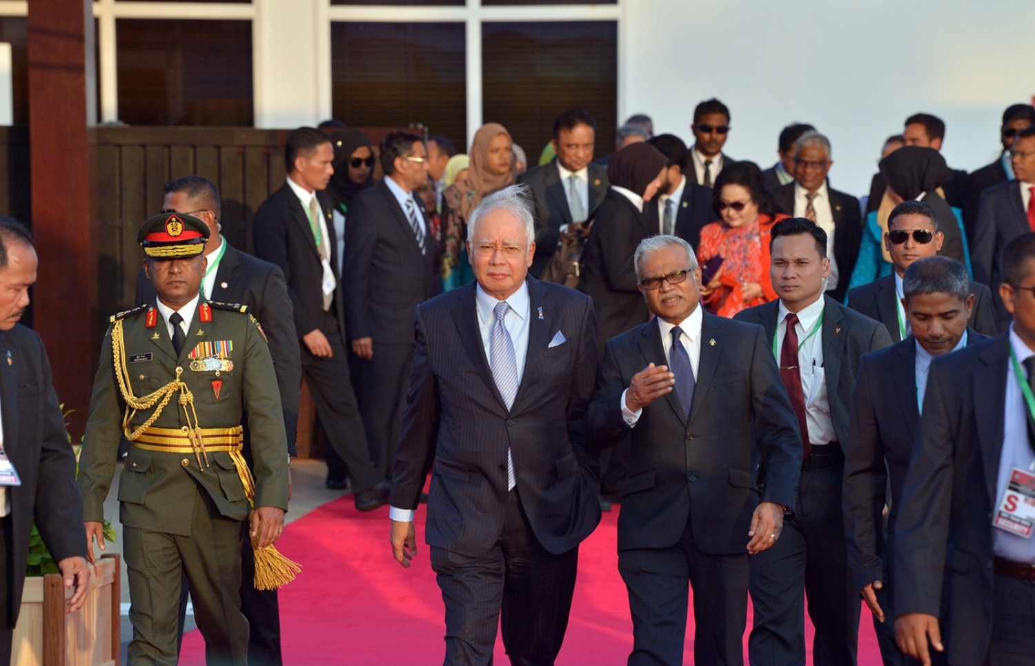 ރައީސް ޔާމީންގެ ދައުވަތަކަށް މެލޭޝިއާގެ ބޮޑުވަޒީރު ނަޖީބު ރައްޒާގް މިއަދު ރާއްޖެ ވަޑައިގަތުމުން، ފޮރިން މިނިސްޓަރު ޑރ. މުހައްމަދު އާސިމް މަރުހަބާ ދަންނަވަނީ.---ފޮޓޯ: ރައީސް އޮފީސް