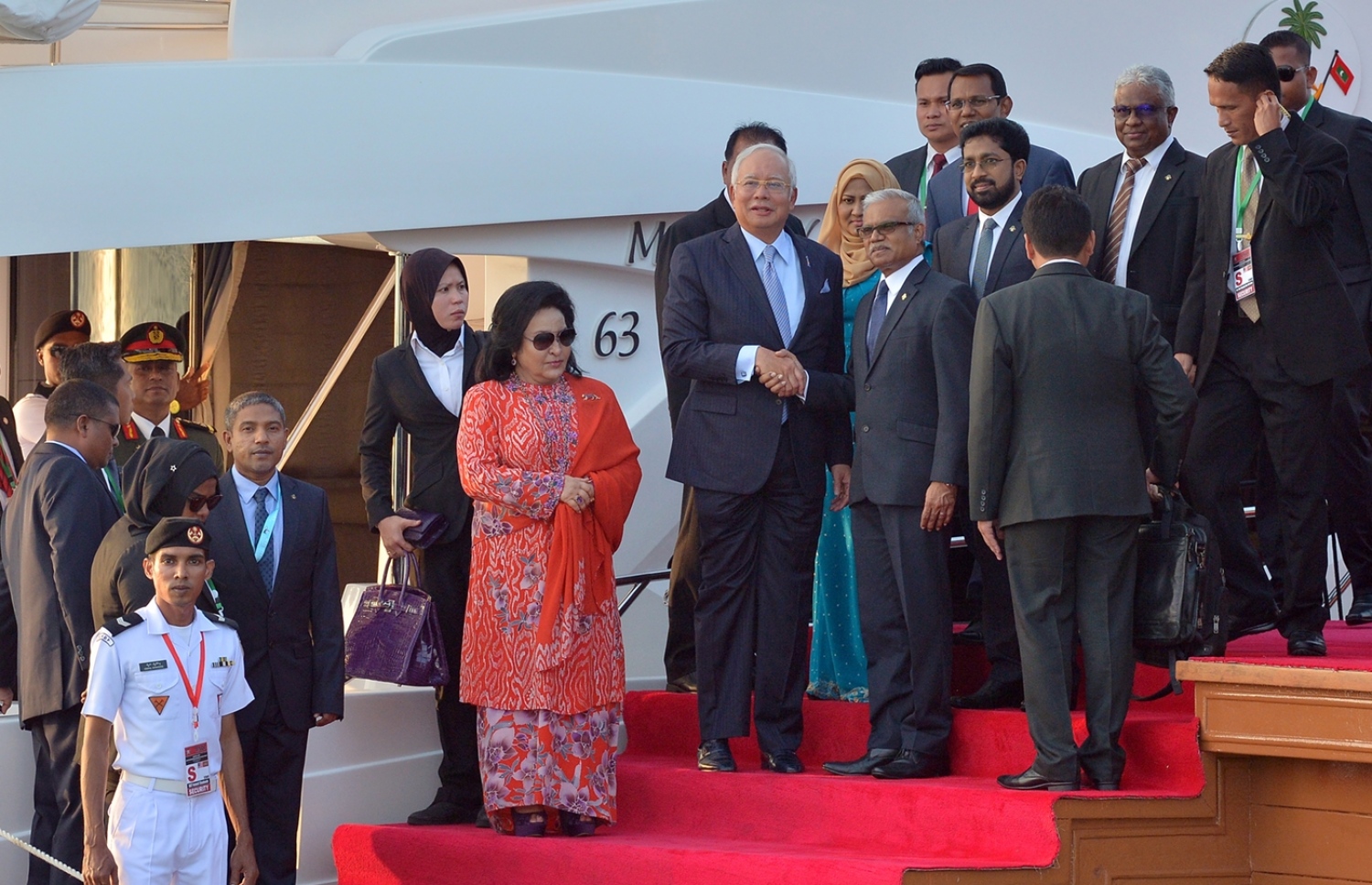 ރައީސް ޔާމީންގެ ދައުވަތަކަށް މެލޭޝިއާގެ ބޮޑުވަޒީރު ނަޖީބު ރައްޒާގް ރާއްޖެ ވަޑައިގަތުމުން، ފޮރިން މިނިސްޓަރު ޑރ. މުހައްމަދު އާސިމް މަރުހަބާ ދަންނަވަނީ.---ފޮޓޯ: ރައީސް އޮފީސް