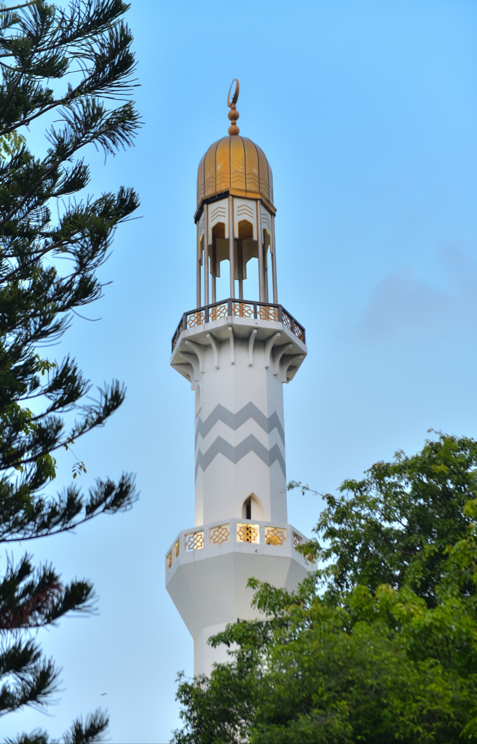 މާލެ: ޑިސެމްބަރު 19، 2017- ރާއްޖެ އިސްލާމުވީ ދުވަހުގެ ހަރަކާތްތައް ފެށުމުގެ ގޮތުން މިއަދުގެ މަޣްރިބް ނަމާދަށް ފަހު އިސްލާމީ މަރުކަޒުގައި ވަނީ ޚާއްސަ ދުއާއެއްކޮށްފައި. މި ދުވަހުގެ ރަސްމީ ޖަލްސާ އޮންނާނީ މާދަމާ ރޭ އިސްލާމީ މަރުކަޒުގައި.---ފޮޓޯ: ހުސެއިން ވަހީދު/މިހާރު