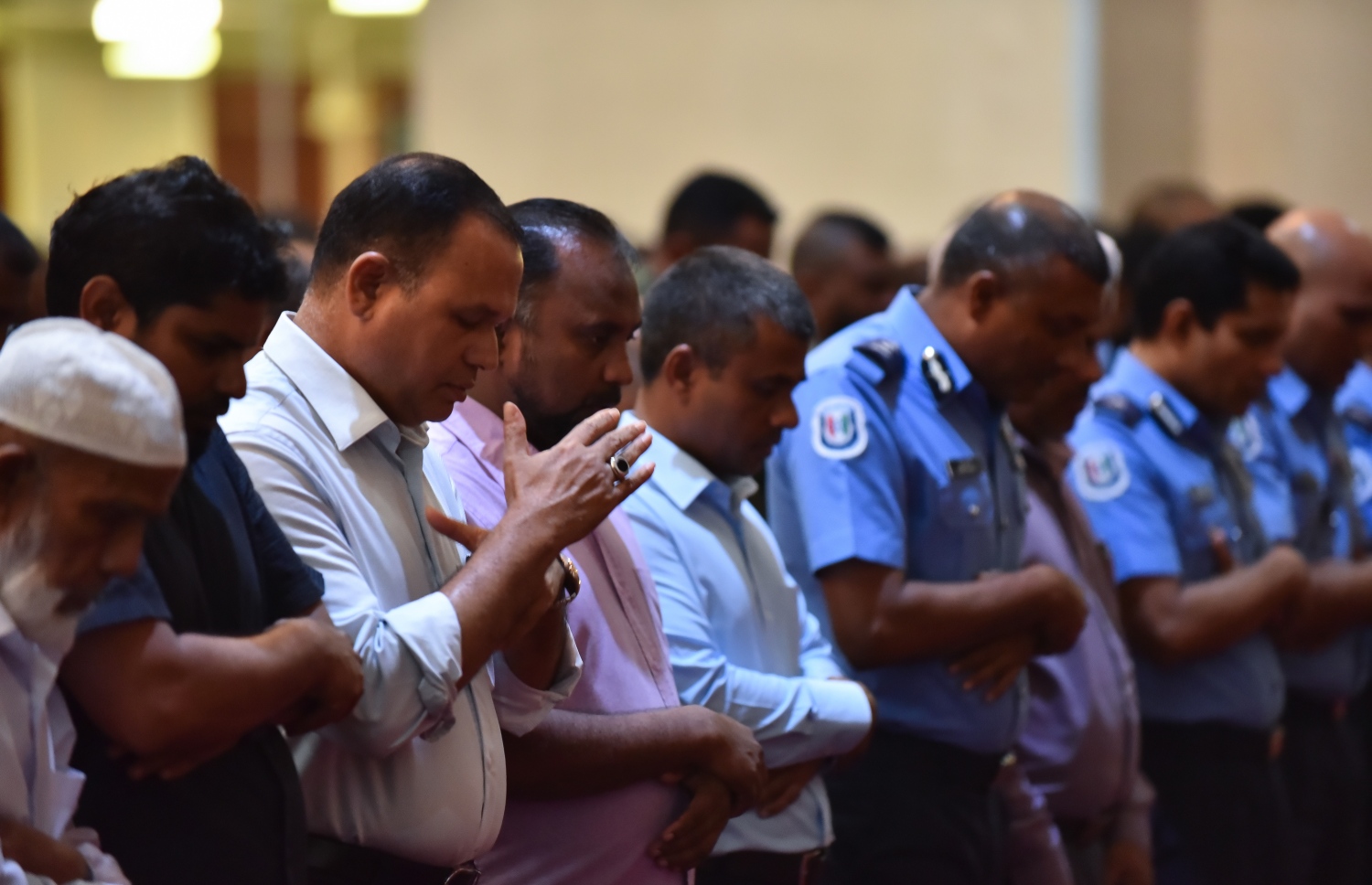 މާލެ: ޑިސެމްބަރު 19، 2017- ރާއްޖެ އިސްލާމްވި ދުވަހުގެ ހަރަކާތްތައް ފެށުމުގެ ގޮތުން މިއަދުގެ މަޣްރިބް ނަމާދަށް ފަހު އިސްލާމީ މަރުކަޒުގައި ޚާއްސަ ދުއާ ކުރުމުގެ ކުރިން ނަމާދު ކުރަނީ. މި ދުވަހުގެ ރަސްމީ ޖަލްސާ އޮންނާނީ މާދަމާ ރޭ އިސްލާމީ މަރުކަޒުގައި.---ފޮޓޯ: ހުސެއިން ވަހީދު/މިހާރު