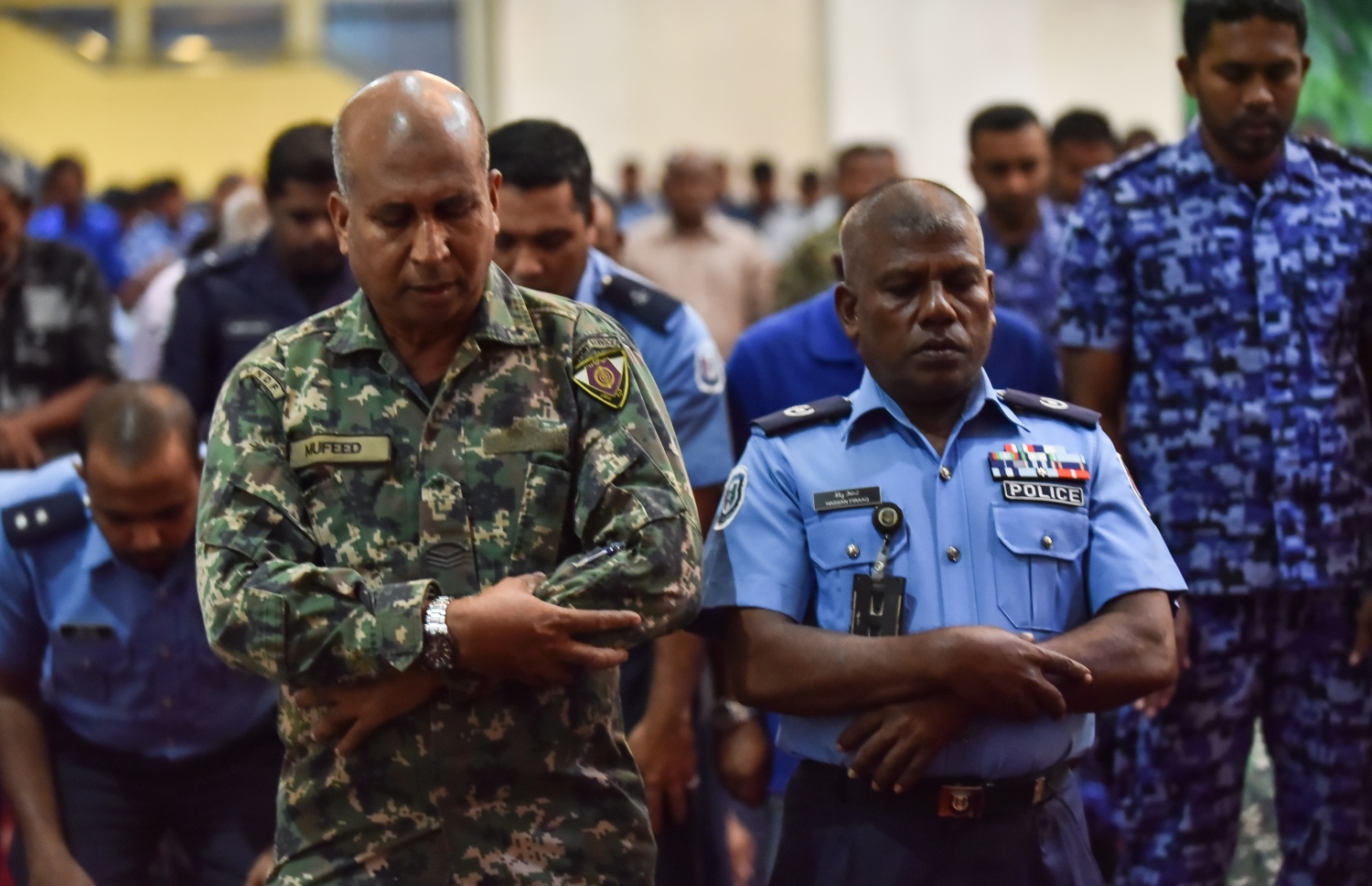 މާލެ: ޑިސެމްބަރު 19، 2017- ރާއްޖެ އިސްލާމްވި ދުވަހުގެ ހަރަކާތްތައް ފެށުމުގެ ގޮތުން މިއަދުގެ މަޣްރިބް ނަމާދަށް ފަހު އިސްލާމީ މަރުކަޒުގައި ޚާއްސަ ދުއާ ކުރުމުގެ ކުރިން ނަމާދު ކުރަނީ. މި ދުވަހުގެ ރަސްމީ ޖަލްސާ އޮންނާނީ މާދަމާ ރޭ އިސްލާމީ މަރުކަޒުގައި.---ފޮޓޯ: ހުސެއިން ވަހީދު/މިހާރު