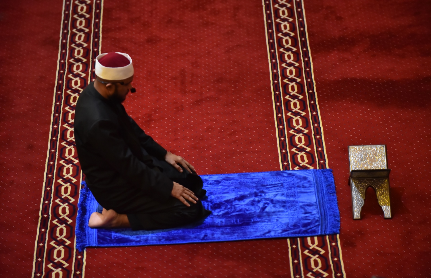 މާލެ: ޑިސެމްބަރު 19، 2017- ރާއްޖެ އިސްލާމްވި ދުވަހުގެ ހަރަކާތްތައް ފެށުމުގެ ގޮތުން މިއަދުގެ މަޣްރިބް ނަމާދަށް ފަހު އިސްލާމީ މަރުކަޒުގައި ޚާއްސަ ދުއާ ކުރުމުގެ ކުރިން ނަމާދު ކުރަނީ. މި ދުވަހުގެ ރަސްމީ ޖަލްސާ އޮންނާނީ މާދަމާ ރޭ އިސްލާމީ މަރުކަޒުގައި.---ފޮޓޯ: ހުސެއިން ވަހީދު/މިހާރު