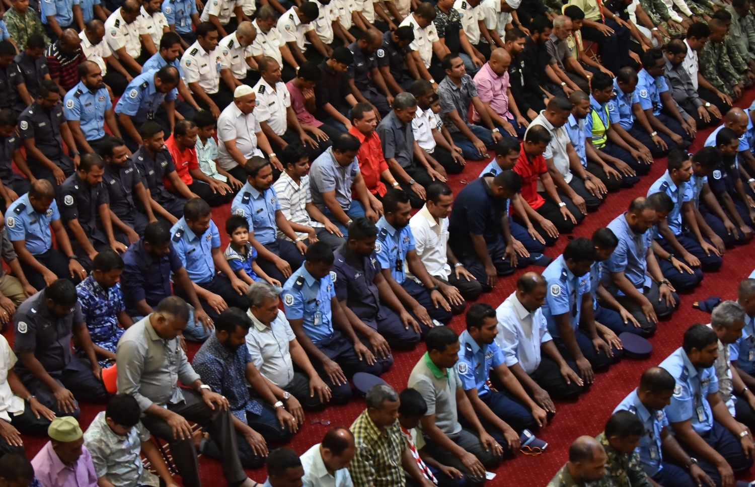 މާލެ: ޑިސެމްބަރު 19، 2017- ރާއްޖެ އިސްލާމްވި ދުވަހުގެ ހަރަކާތްތައް ފެށުމުގެ ގޮތުން މިއަދުގެ މަޣްރިބް ނަމާދަށް ފަހު އިސްލާމީ މަރުކަޒުގައި ޚާއްސަ ދުއާ ކުރުމުގެ ކުރިން ނަމާދު ކުރަނީ. މި ދުވަހުގެ ރަސްމީ ޖަލްސާ އޮންނާނީ މާދަމާ ރޭ އިސްލާމީ މަރުކަޒުގައި.---ފޮޓޯ: ހުސެއިން ވަހީދު/މިހާރު