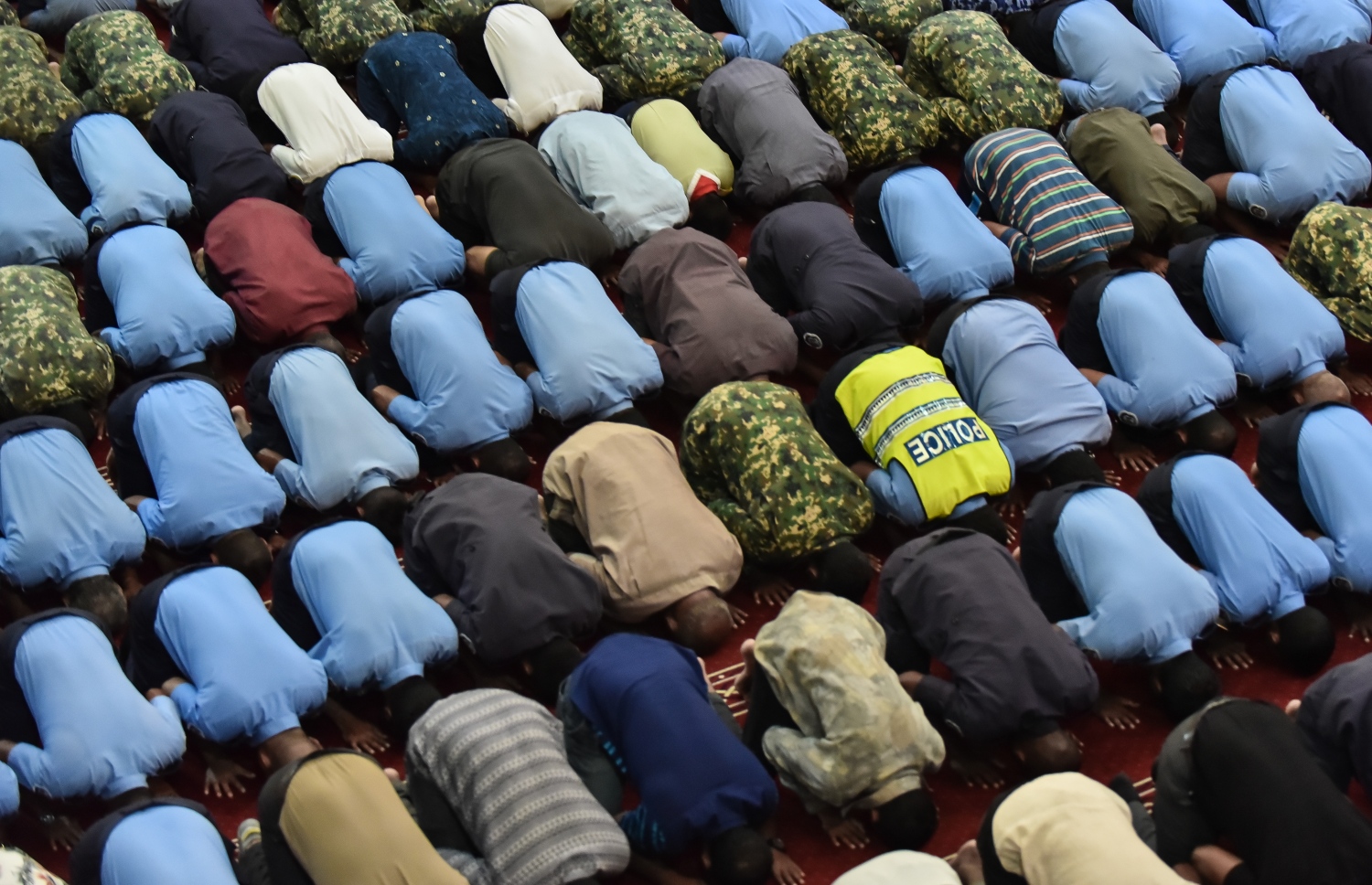 މާލެ: ޑިސެމްބަރު 19، 2017- ރާއްޖެ އިސްލާމްވި ދުވަހުގެ ހަރަކާތްތައް ފެށުމުގެ ގޮތުން މިއަދުގެ މަޣްރިބް ނަމާދަށް ފަހު އިސްލާމީ މަރުކަޒުގައި ޚާއްސަ ދުއާ ކުރުމުގެ ކުރިން ނަމާދު ކުރަނީ. މި ދުވަހުގެ ރަސްމީ ޖަލްސާ އޮންނާނީ މާދަމާ ރޭ އިސްލާމީ މަރުކަޒުގައި.---ފޮޓޯ: ހުސެއިން ވަހީދު/މިހާރު