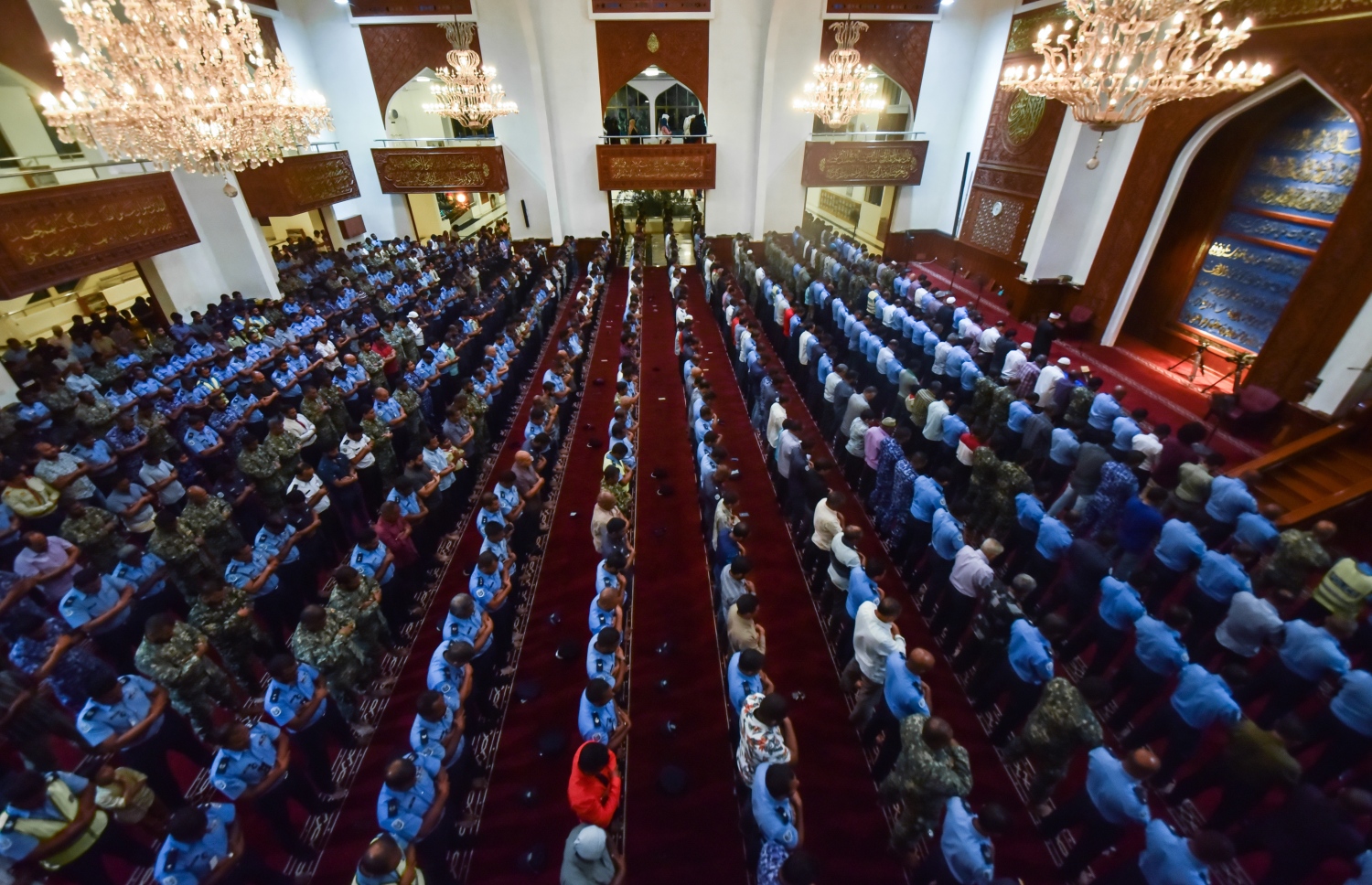 މާލެ: ޑިސެމްބަރު 19، 2017- ރާއްޖެ އިސްލާމްވި ދުވަހުގެ ހަރަކާތްތައް ފެށުމުގެ ގޮތުން މިއަދުގެ މަޣްރިބް ނަމާދަށް ފަހު އިސްލާމީ މަރުކަޒުގައި ޚާއްސަ ދުއާ ކުރުމުގެ ކުރިން ނަމާދު ކުރަނީ. މި ދުވަހުގެ ރަސްމީ ޖަލްސާ އޮންނާނީ މާދަމާ ރޭ އިސްލާމީ މަރުކަޒުގައި.---ފޮޓޯ: ހުސެއިން ވަހީދު/މިހާރު