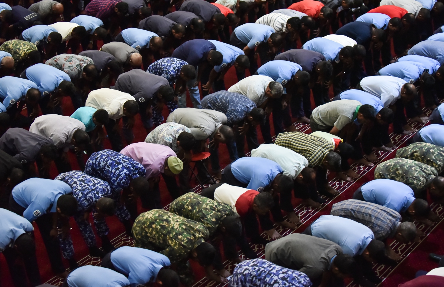 މާލެ: ޑިސެމްބަރު 19، 2017- ރާއްޖެ އިސްލާމްވި ދުވަހުގެ ހަރަކާތްތައް ފެށުމުގެ ގޮތުން މިއަދުގެ މަޣްރިބް ނަމާދަށް ފަހު އިސްލާމީ މަރުކަޒުގައި ޚާއްސަ ދުއާ ކުރުމުގެ ކުރިން ނަމާދު ކުރަނީ. މި ދުވަހުގެ ރަސްމީ ޖަލްސާ އޮންނާނީ މާދަމާ ރޭ އިސްލާމީ މަރުކަޒުގައި.---ފޮޓޯ: ހުސެއިން ވަހީދު/މިހާރު