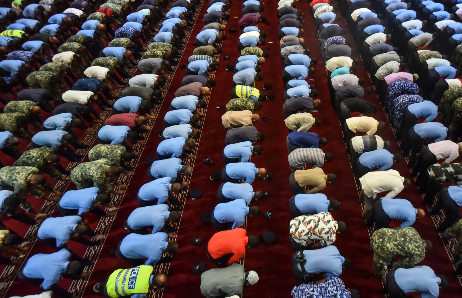 މާލެ: ޑިސެމްބަރު 19، 2017- ރާއްޖެ އިސްލާމްވި ދުވަހުގެ ހަރަކާތްތައް ފެށުމުގެ ގޮތުން މިއަދުގެ މަޣްރިބް ނަމާދަށް ފަހު އިސްލާމީ މަރުކަޒުގައި ޚާއްސަ ދުއާ ކުރުމުގެ ކުރިން ނަމާދު ކުރަނީ. މި ދުވަހުގެ ރަސްމީ ޖަލްސާ އޮންނާނީ މާދަމާ ރޭ އިސްލާމީ މަރުކަޒުގައި.---ފޮޓޯ: ހުސެއިން ވަހީދު/މިހާރު