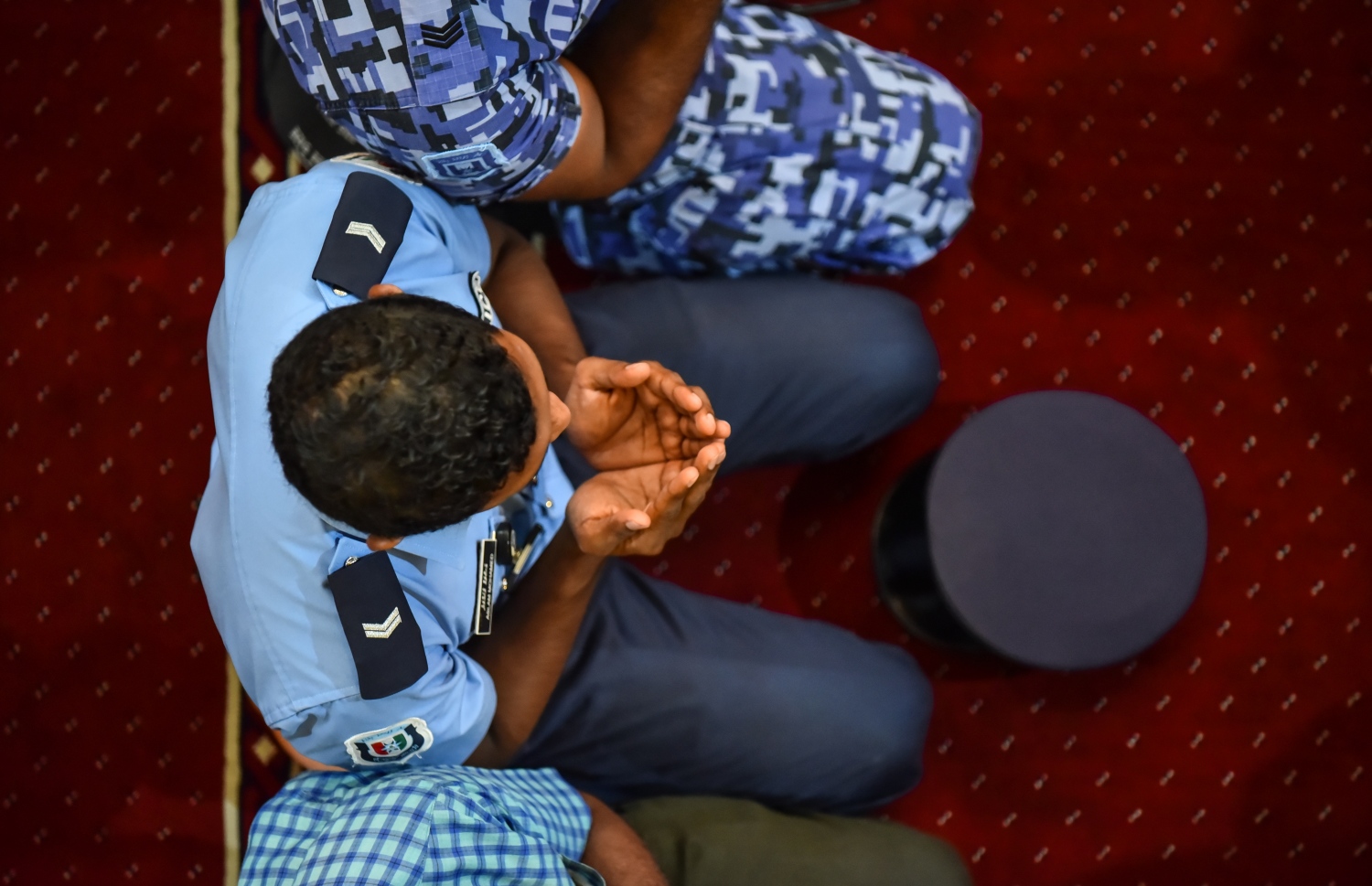 މާލެ: ޑިސެމްބަރު 19، 2017- ރާއްޖެ އިސްލާމްވި ދުވަހުގެ ހަރަކާތްތައް ފެށުމުގެ ގޮތުން މިއަދުގެ މަޣްރިބް ނަމާދަށް ފަހު އިސްލާމީ މަރުކަޒުގައި ކުރިއަށް ގެންދިޔަ ޚާއްސަ ދުއާގައި ސިފައިންނާއި ފުލުހުން ބައިވެރިވަނީ. މި ދުވަހުގެ ރަސްމީ ޖަލްސާ އޮންނާނީ މާދަމާ ރޭ އިސްލާމީ މަރުކަޒުގައި.---ފޮޓޯ: ހުސެއިން ވަހީދު/މިހާރު