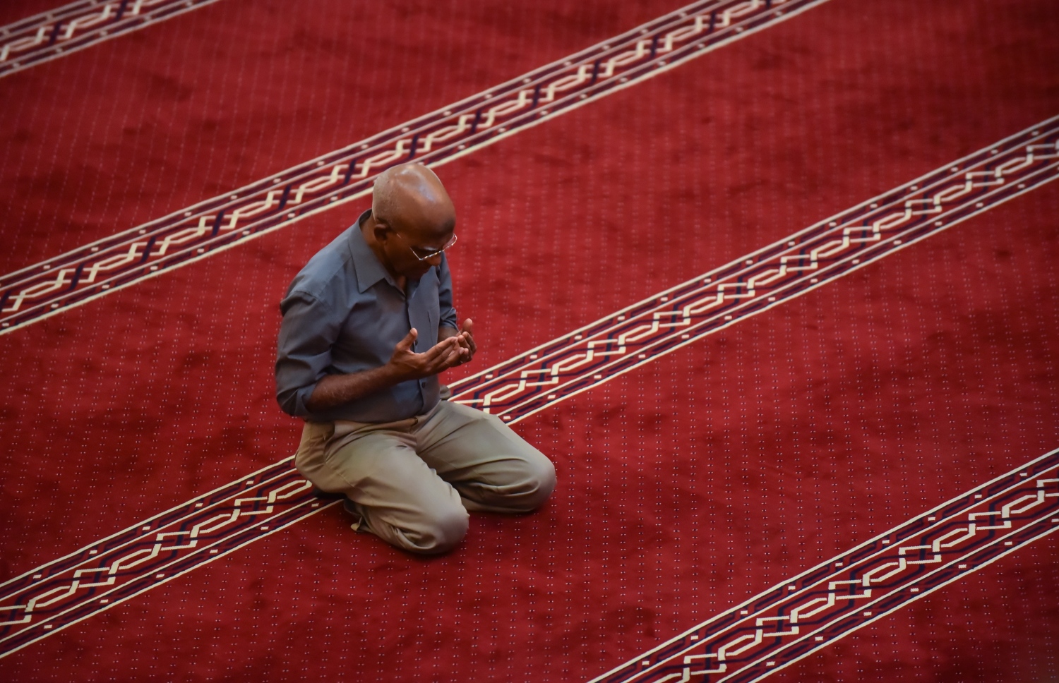 މާލެ: ޑިސެމްބަރު 19، 2017- ރާއްޖެ އިސްލާމްވި ދުވަހުގެ ހަރަކާތްތައް ފެށުމުގެ ގޮތުން މިއަދުގެ މަޣްރިބް ނަމާދަށް ފަހު އިސްލާމީ މަރުކަޒުގައި ކުރިއަށް ގެންދިޔަ ޚާއްސަ ދުއާގައި މީހަކު ބައިވެރިވަނީ. މި ދުވަހުގެ ރަސްމީ ޖަލްސާ އޮންނާނީ މާދަމާ ރޭ އިސްލާމީ މަރުކަޒުގައި.---ފޮޓޯ: ހުސެއިން ވަހީދު/މިހާރު