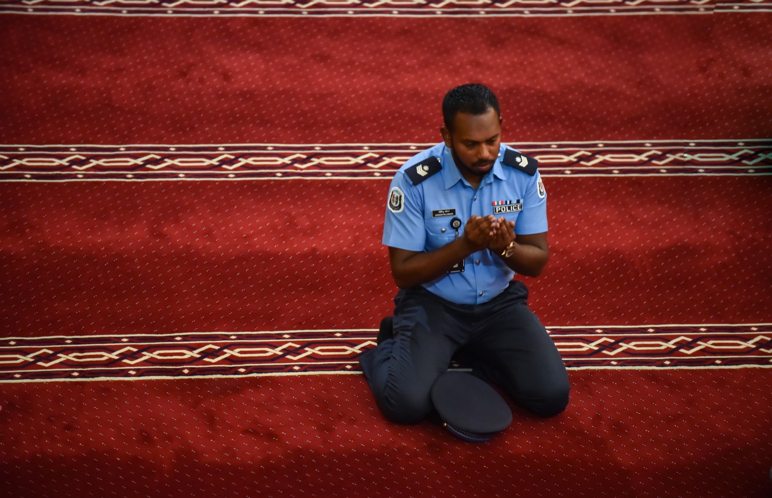 މާލެ: ޑިސެމްބަރު 19، 2017- ރާއްޖެ އިސްލާމްވި ދުވަހުގެ ހަރަކާތްތައް ފެށުމުގެ ގޮތުން މިއަދުގެ މަޣްރިބް ނަމާދަށް ފަހު އިސްލާމީ މަރުކަޒުގައި ކުރިއަށް ގެންދިޔަ ޚާއްސަ ދުއާގައި ފުލުހަކު ބައިވެރިވަނީ. މި ދުވަހުގެ ރަސްމީ ޖަލްސާ އޮންނާނީ މާދަމާ ރޭ އިސްލާމީ މަރުކަޒުގައި.---ފޮޓޯ: ހުސެއިން ވަހީދު/މިހާރު