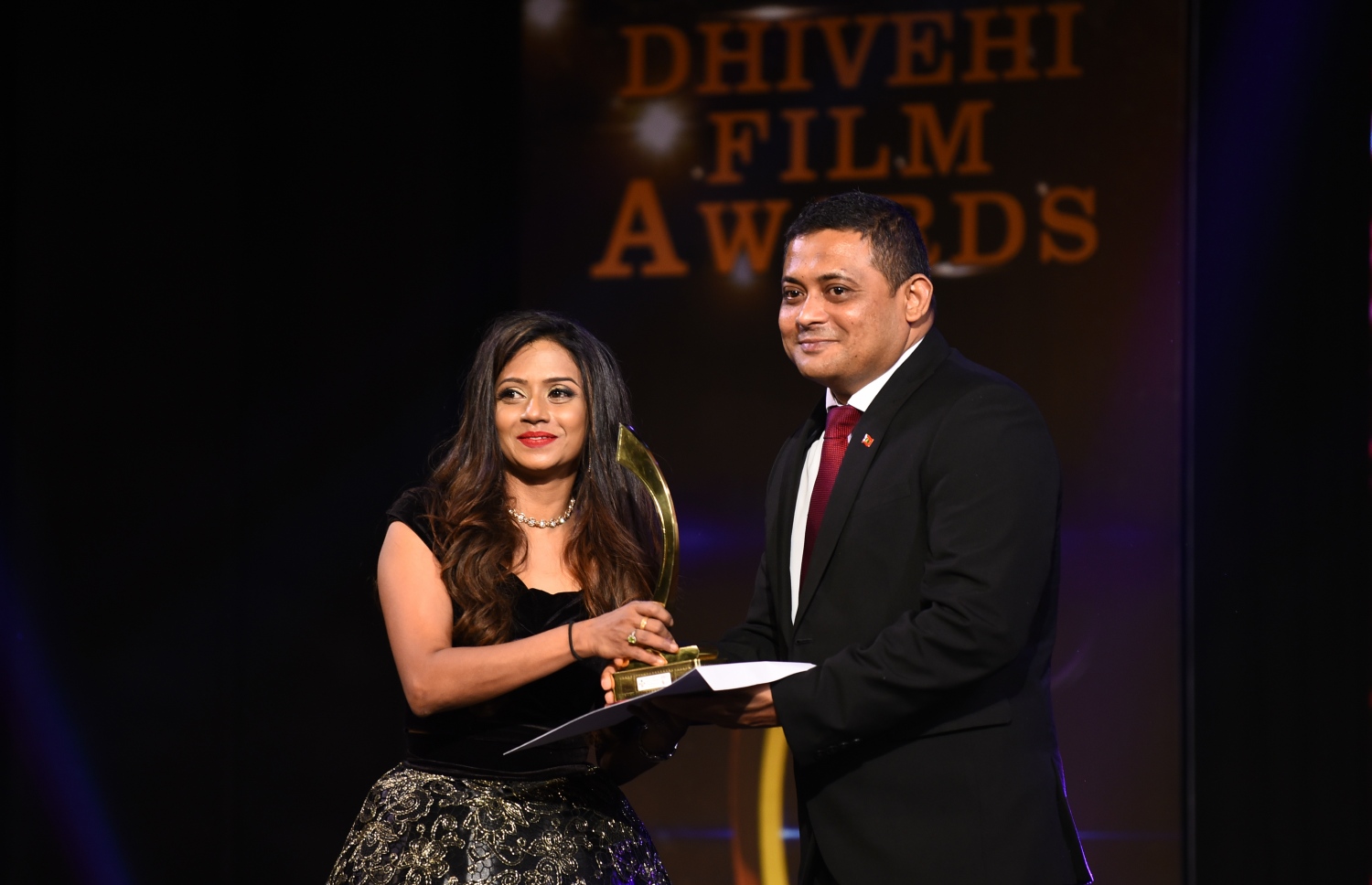 މިދިޔަ އަހަރު އެންމެ މޮޅު ސަޕޯޓިން ބަތަލާއަކަށް ހޮވުނު ޒީނަތަށް، އެންސީއޭގެ ވެރިއަކު އެވޯޑް ހަވާލުކޮށް ދެއްވަނީ. މިހާރު ފޮޓޯ/ ހުސައިން ވަހީދު