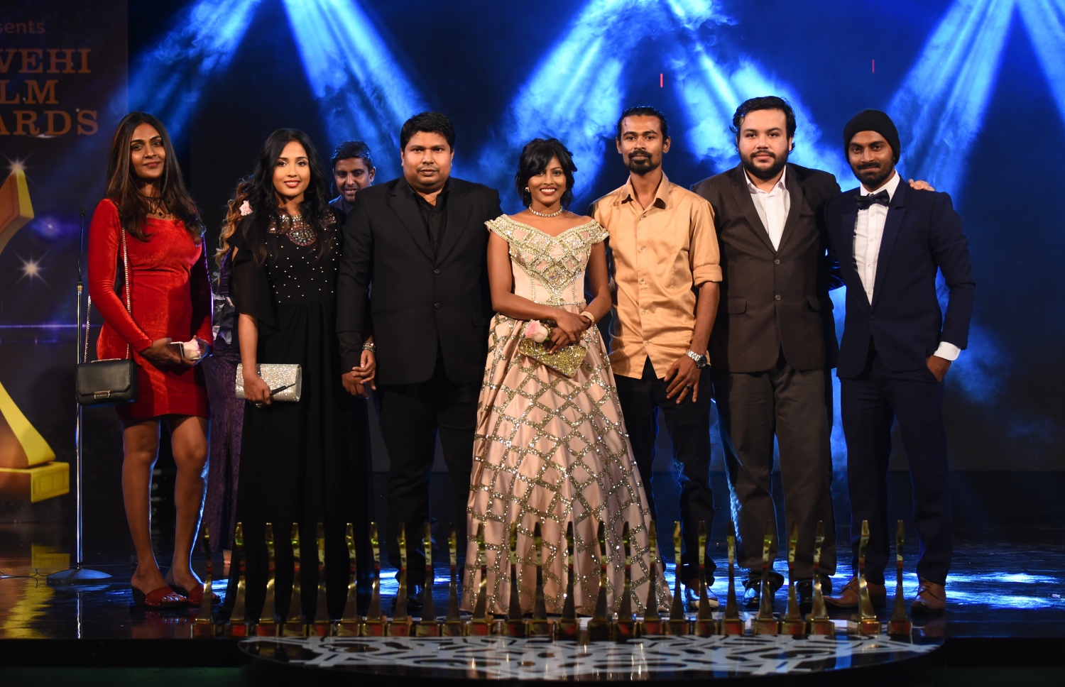 ފިލްމު އެވޯޑްްސްގައި އެންމެ މޮޅު ފީޗާ ފިލްމަށް ހޮވުނު "ވާށޭ މަށާއެކީ" ގެ ޓީމާ އެކު މަޖޫ.---ފޮޓޯ: ހުސެއިން ވަހީދު/މިހާރު