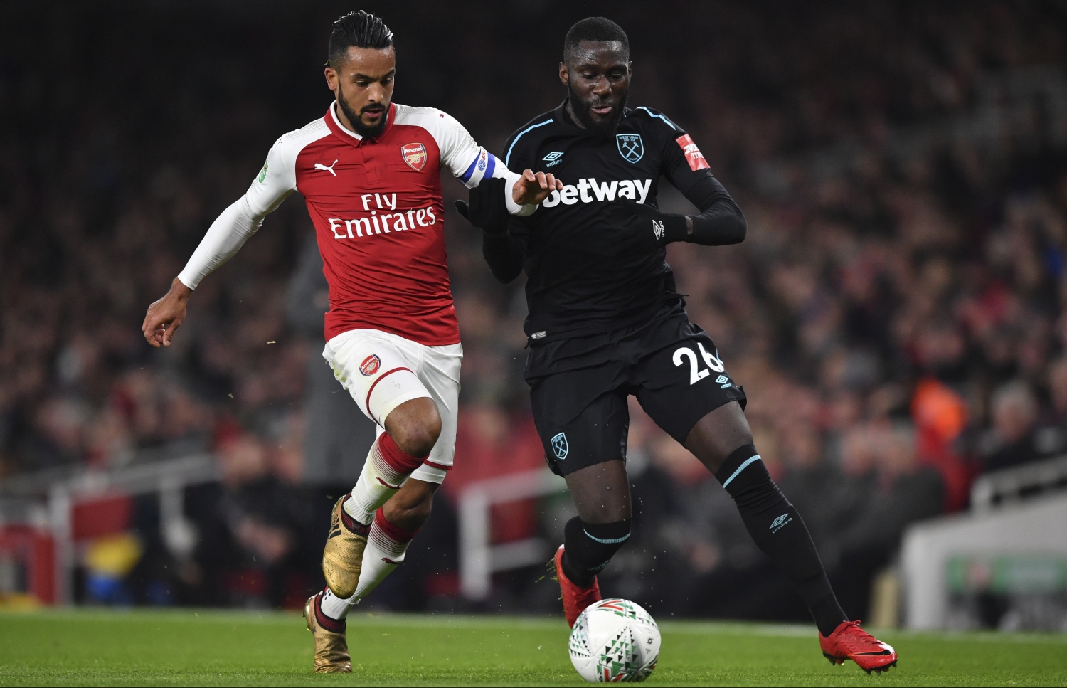 ވެސްޓް ހޭމްގެ މަސުއާކޫ (ކ) ކައިރިން ވޮލްކޮޓް ބޯޅަ ހިފައިގެންދަނީ.-- ފޮޓޯ: އޭއެފްޕީ