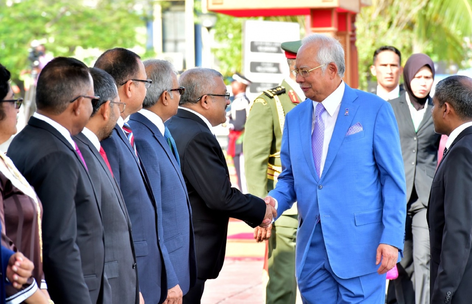 މެލޭޝިއާގެ ބޮޑުވަޒީރު ރާއްޖެ ވަޑައިގެން، ނައިބު ރައީސް އަބްދުﷲ ޖިހާދު އާއި ދައުލަތުގެ ވަޒީރުންނާ ސަލާމްކުރައްވަނީ. --ފޮޓޯ: ރައީސް އޮފީސް