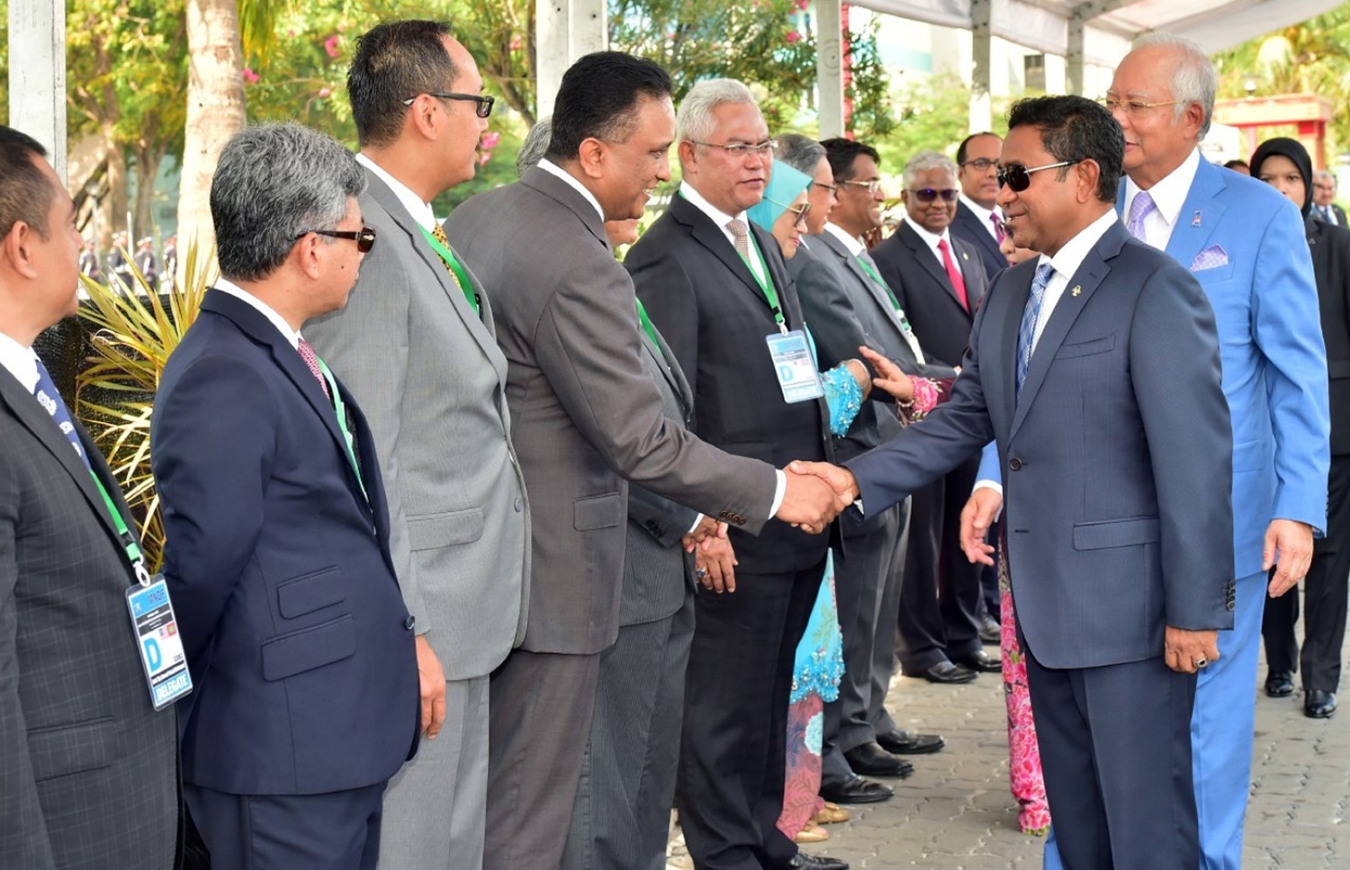 މެލޭޝިއާގެ ބޮޑުވަޒީރު ނަޖީބުއާ އެކު ރާއްޖެ ވަޑައިގެންނެވި ވަފުދުގެ ބޭފުޅުންނާ ރައީސް ޔާމީން ސަލާމްކުރައްވަނީ. --ފޮޓޯ: ރައީސް އޮފީސް