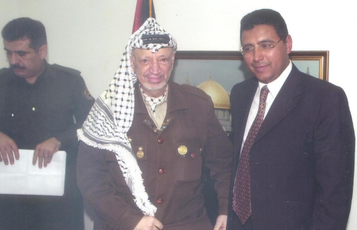 އަލް ޖަޒީރާގެ ނޫސްވެރިޔާ މަހްމޫދު ހުސައިން (ކ) ފަލަސްތީނުގެ ކުރީގެ ރައީސް ޔާސިރް އަރަފާތުގެ އަރިހުގައި.