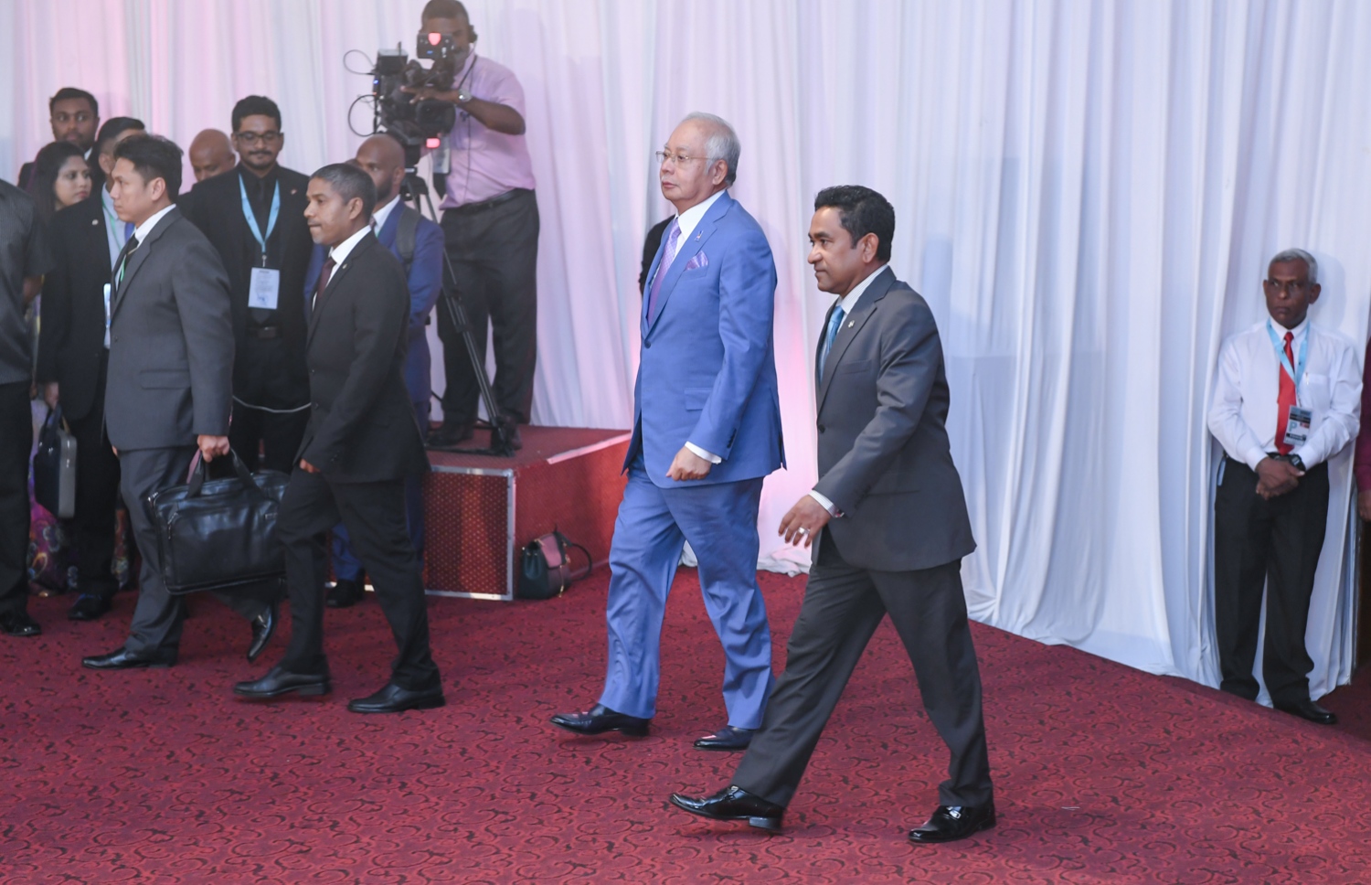 މާލެ: ޑިސެމްބަރު 20، 2017- މެލޭޝިއާގެ ބޮޑުވަޒީރު ނަޖީބުގެ ޝަރަފުގައި ރައީސް ޔާމީންގެ ދެކަނބަލުން ބޭއްވެވި ރަސްމީ ޖާފަތަށް ރައީސް ޔާމީނާއި ބޮޑުވަޒީރު ނަޖީބު ވަޑައިގަންނަވަނީ.---ފޮޓޯ: ރައީސް އޮފީސް