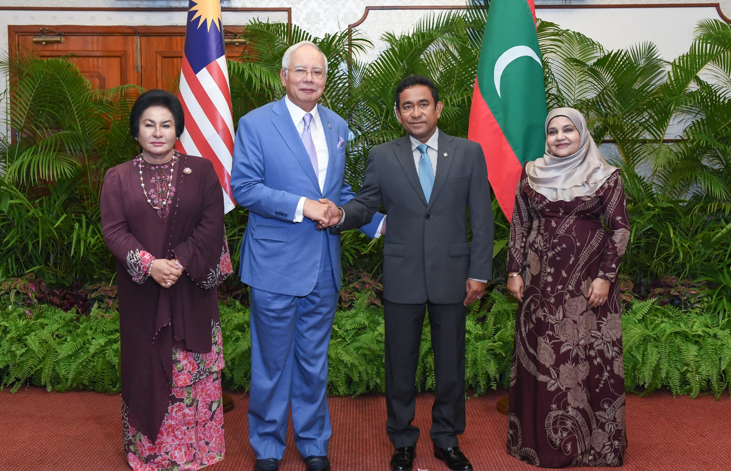 މާލެ: ޑިސެމްބަރު 20، 2017- މެލޭޝިއާގެ ބޮޑުވަޒީރު ނަޖީބުގެ ދެކަނބަލުންގެ ޝަރަފުގައި ރައީސް ޔާމީންގެ ދެކަނބަލުން ބޭއްވެވި ރަސްމީ ޖާފަތުގައި ރައީސް ޔާމީނާއި ނަޖީބު ސަލާމް ކުރައްވަނީ.---ފޮޓޯ: ރައީސް އޮފީސް