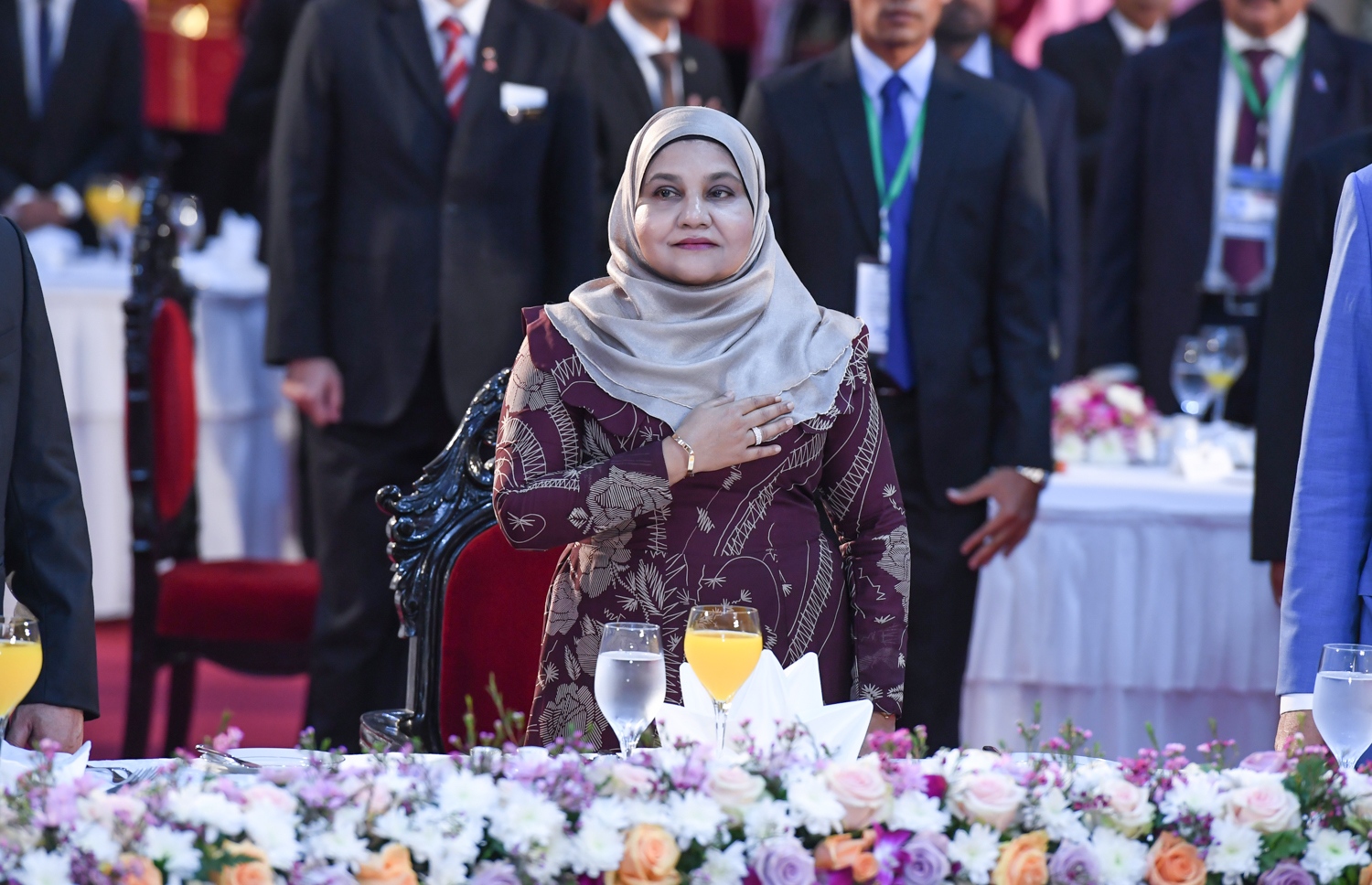 މާލެ: ޑިސެމްބަރު 20، 2017- މެލޭޝިއާގެ ބޮޑުވަޒީރު ނަޖީބުގެ ޝަރަފުގައި ރައީސް ޔާމީންގެ ދެކަނބަލުން ބޭއްވެވި ރަސްމީ ޖާފަތުގައި ރާއްޖޭގެ ގައުމީ ސަލާމް ކުޅޭއިރު، ފަސްޓް ލޭޑީ ފާތިމަތު އިބްރާހީމް ގައުމީ ސަލާމުގައި ބައިވެރިވެވަޑައިގަންނަވަނީ.---ފޮޓޯ: ރައީސް އޮފީސް