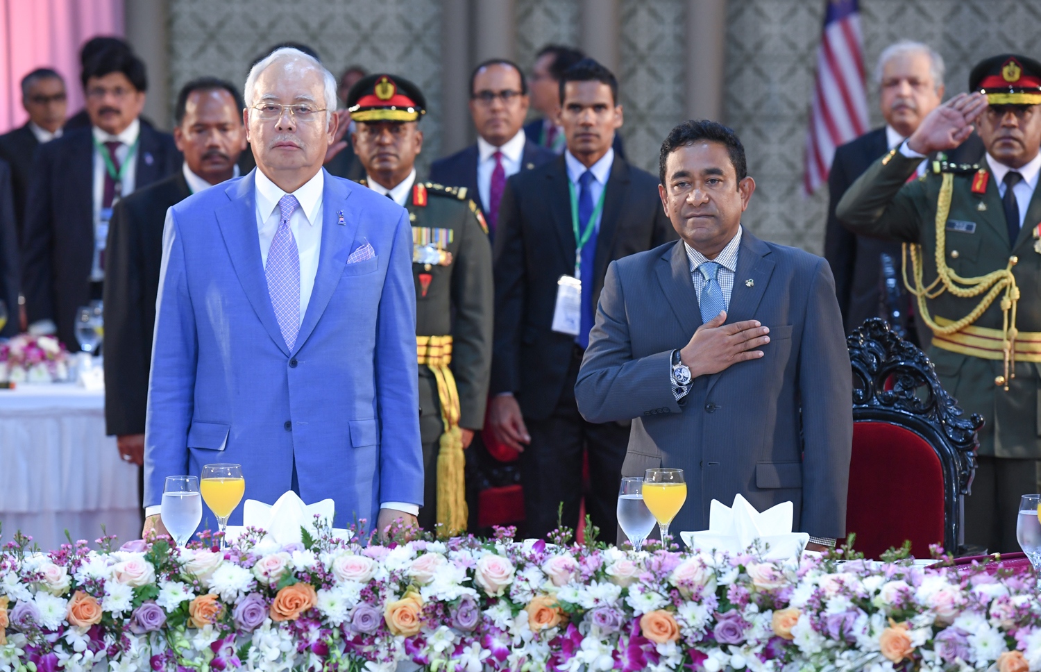 މާލެ: ޑިސެމްބަރު 20، 2017- މެލޭޝިއާގެ ބޮޑުވަޒީރު ނަޖީބުގެ ދެކަނބަލުންގެ ޝަރަފުގައި ރައީސް ޔާމީންގެ ދެކަނބަލުން ބޭއްވެވި ރަސްމީ ޖާފަތުގައި ރައީސް ޔާމީނާއި ބޮޑުވަޒީރު ނަޖީބު ބައިވެރިވެވަޑައިގަންނަވަނީ.---ފޮޓޯ: ރައީސް އޮފީސް