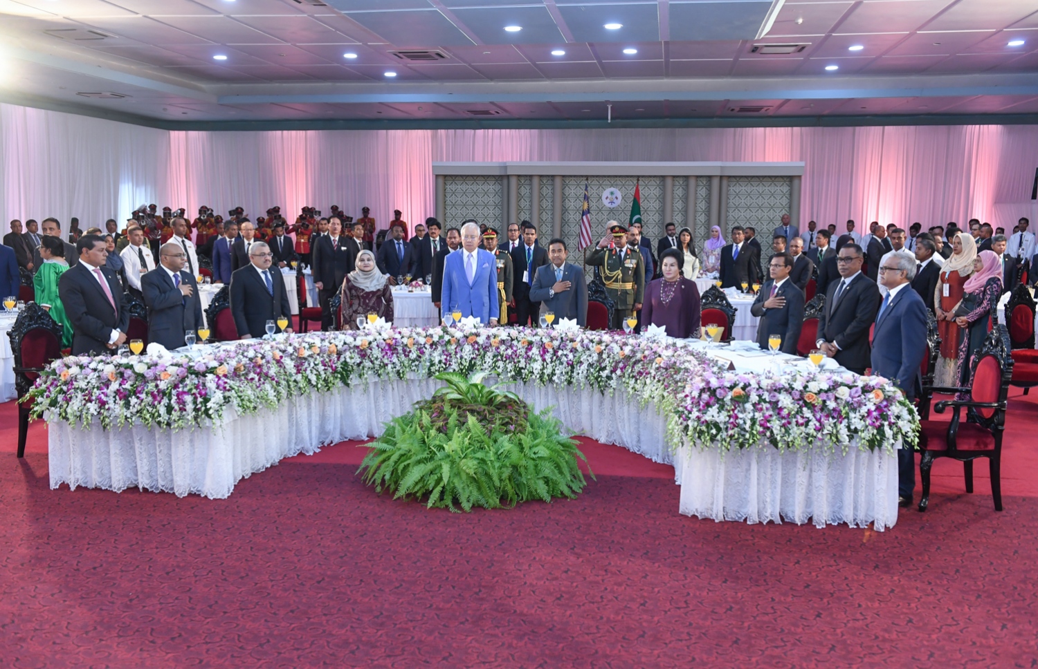 މާލެ: ޑިސެމްބަރު 20، 2017- މެލޭޝިއާގެ ބޮޑުވަޒީރު ނަޖީބުގެ ދެކަނބަލުންގެ ޝަރަފުގައި ރައީސް ޔާމީންގެ ދެކަނބަލުން ބޭއްވެވި ރަސްމީ ޖާފަތުގެ ތެރެއިން---ފޮޓޯ: ރައީސް އޮފީސް