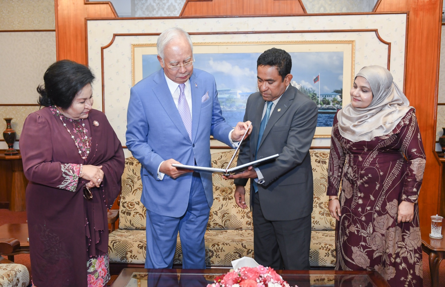 މެލޭޝިއާގެ ބޮޑުވަޒީރުގެ ދެކަނބަލުންގެ ޝަރަފުގައި ބޭއްވި ޖާފަތް