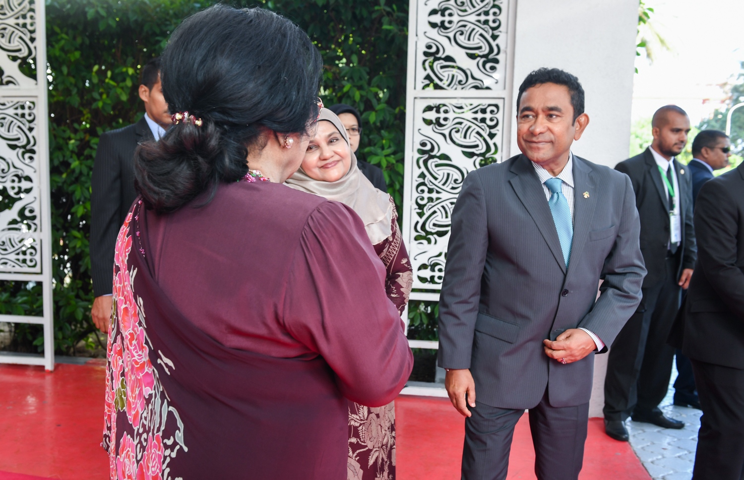 މާލެ: ޑިސެމްބަރު 20، 2017- މެލޭޝިއާގެ ބޮޑުވަޒީރު ނަޖީބުގެ ދެކަނބަލުންގެ ޝަރަފުގައި ރައީސް ޔާމީންގެ ދެކަނބަލުން ބޭއްވެވި ރަސްމީ ޖާފަތަށް ފަހު އެ ބޭފުޅުން ދަރުބާރުގެއިން ވަޑައިގަތުމުގެ ކުރިން ރައީސް ޔާމީންގެ ދެކަނބަލުން ސަމާސާ ކޮށްލައްވަނީ.---ފޮޓޯ: ރައީސް އޮފީސް