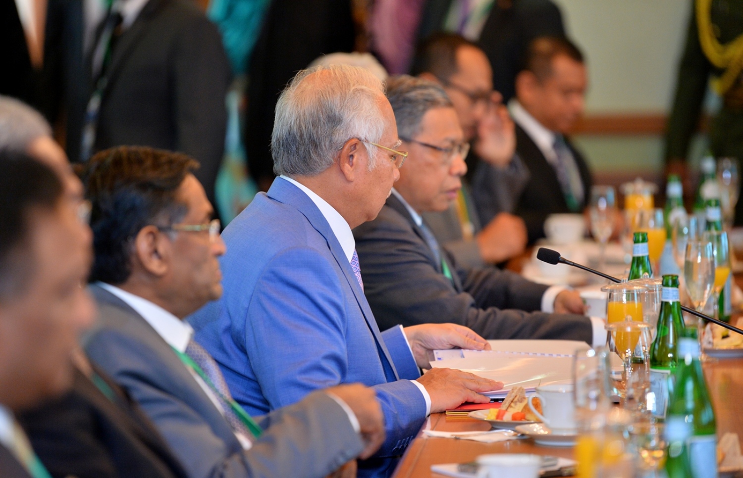 މާލެ: ޑިސެމްބަރު 20، 2017- ރައީސް ޔާމީންގެ ދެކަނބަލުންގެ ދައުވަތަކަށް ރާއްޖެ ވަޑައިގެންނެވި މެލޭޝިއާގެ ބޮޑުވަޒީރު ނަޖީބުގެ ދެކަނބަލުންގެ ރަސްމީ ދަތުރުފުޅާ ގުޅިގެން ބޭއްވި ދެ ގައުމުގެ ރަސްމީ ވާހަކަތައް: ދެ ގައުމުގެ ގުޅުން އިތުރަށް ބަދަހި ކުރުމާ ގުޅޭ ގޮތުން ދެ ލީޑަރުން މި ވާހަކަތަކުގައި މަޝްވަރާ ކުރެއްވި.---ފޮޓޯ: ރައީސް އޮފީސް