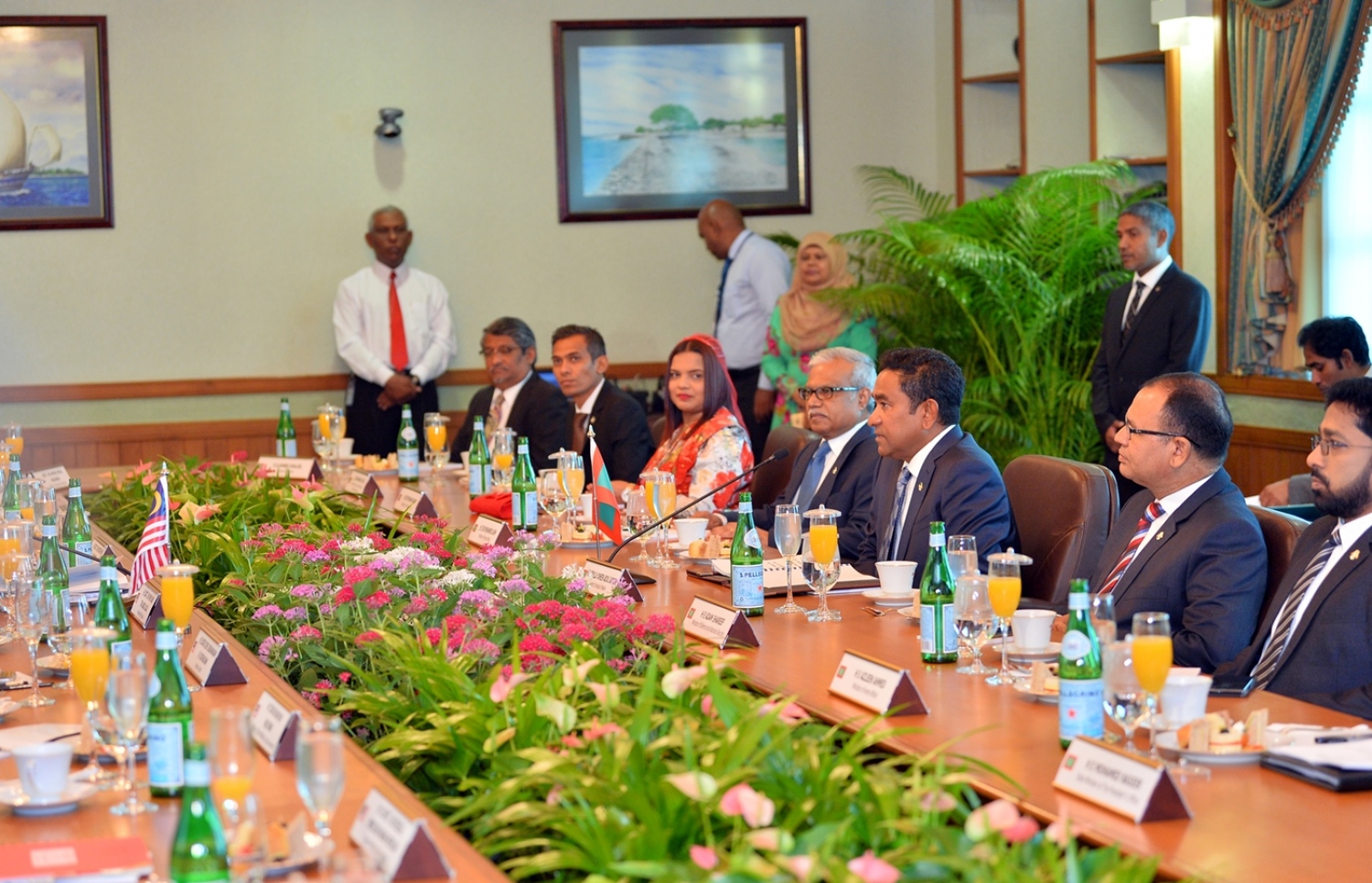 މާލެ: ޑިސެމްބަރު 20، 2017- ރާއްޖެ އާއި މެލޭޝިއާއާ ދެމެދު ބޭއްވި ރަސްމީ ވާހަކަތައް، ދިވެހި ވަފްދުގެ ފަރާތުން ރައީސް ޔާމީން ކުރިއަށް ގެންދަވަނީ.---ފޮޓޯ: ރައީސް އޮފީސް