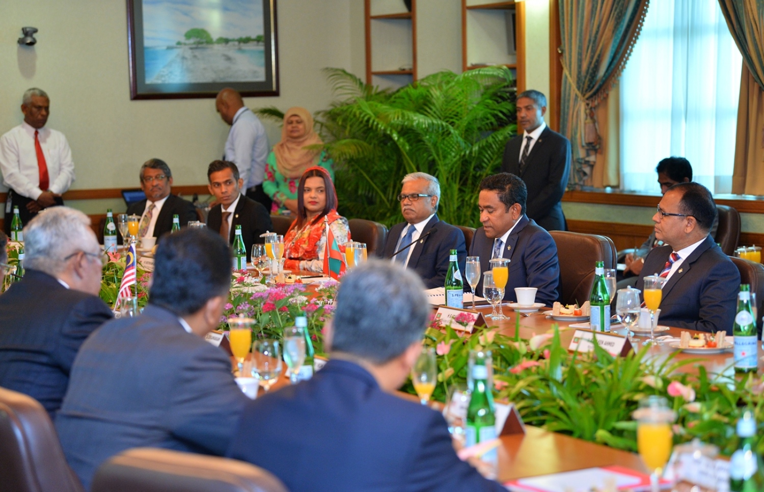 މާލެ: ޑިސެމްބަރު 20، 2017- ރާއްޖެ އާއި މެލޭޝިއާއާ ދެމެދު ބޭއްވި ރަސްމީ ވާހަކަތައް، ދިވެހި ވަފްދުގެ ފަރާތުން ރައީސް ޔާމީން ކުރިއަށް ގެންދަވަނީ.---ފޮޓޯ: ރައީސް އޮފީސް